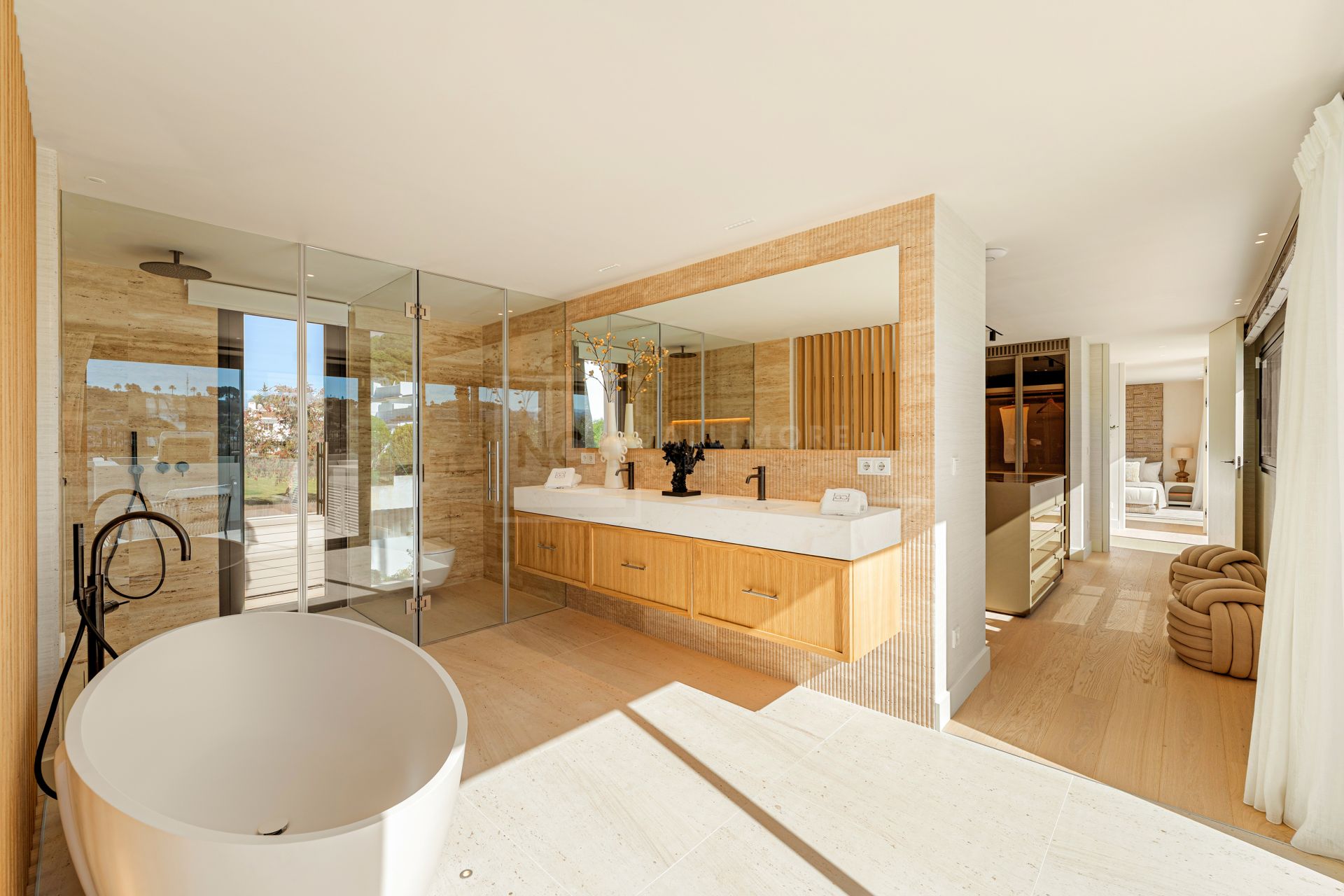 6-BEDROOM VILLA WITH SPA, GYM AND GOLF VIEWS IN ALOHA’S MOST DESIRABLE AREA