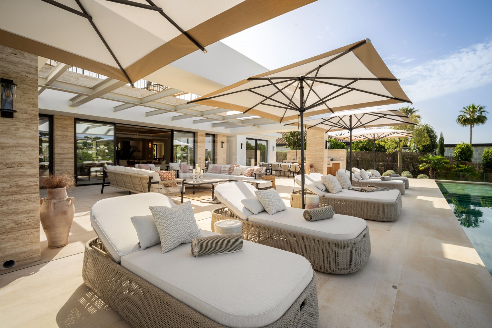 6-BEDROOM VILLA WITH SPA, GYM AND GOLF VIEWS IN ALOHA’S MOST DESIRABLE AREA