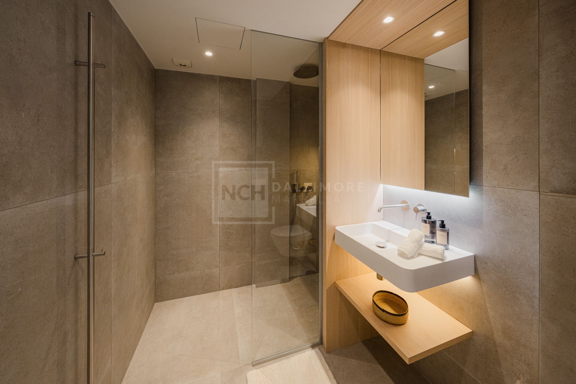APARTAMENTO EN PLANTA BAJA TOTALMENTE REFORMADO EN NUEVA ANDALUCÍA