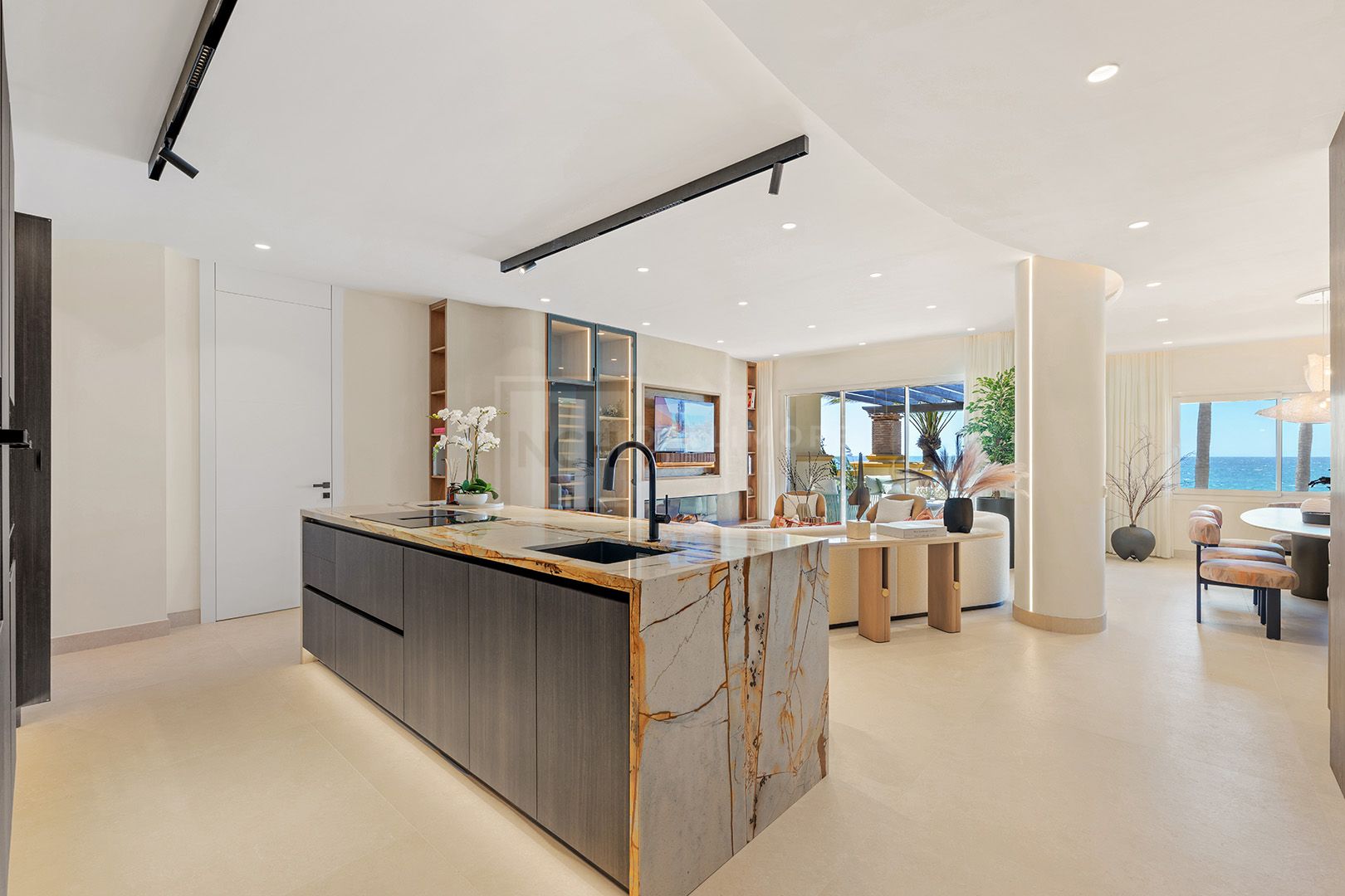 FRONT LINE BEACH LUXURY APARTMENT IN RIO REAL, MARBELLA EAST