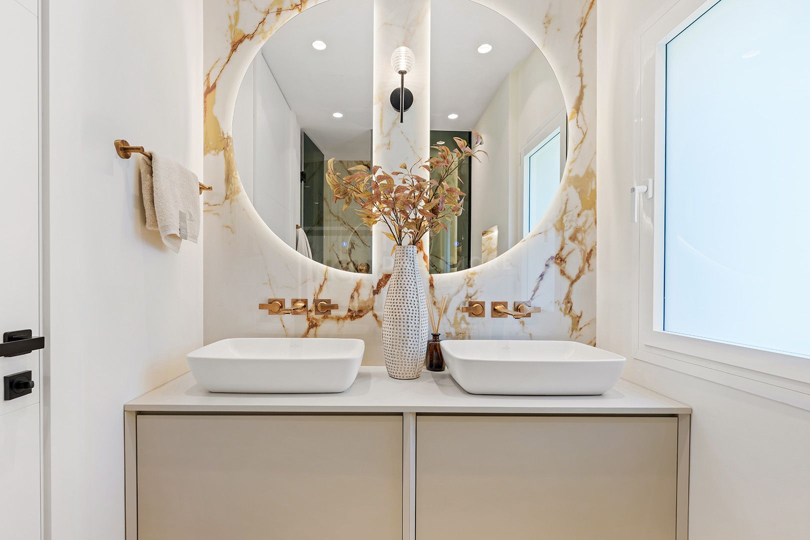 FRONT LINE BEACH LUXURY APARTMENT IN RIO REAL, MARBELLA EAST