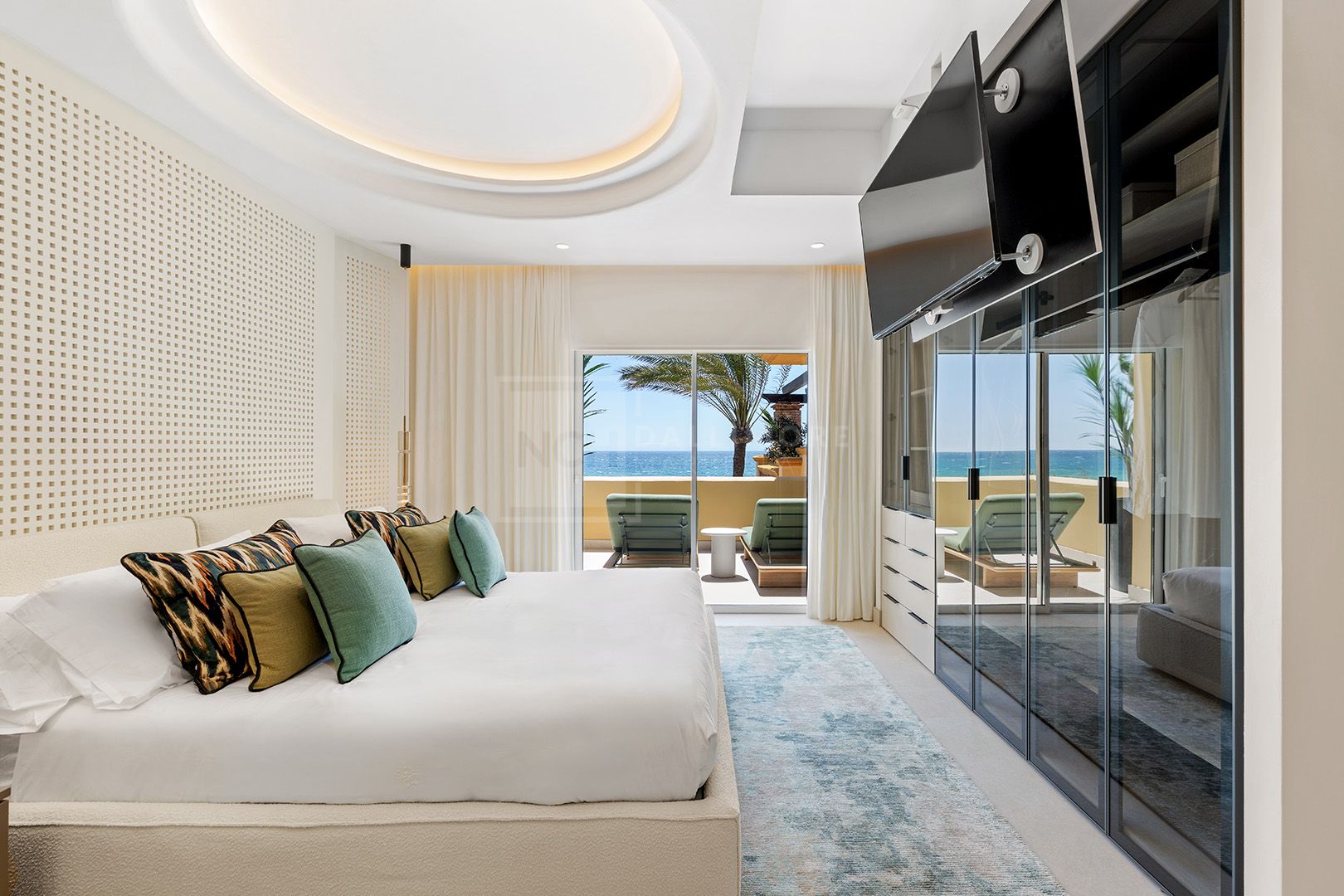 FRONT LINE BEACH LUXURY APARTMENT IN RIO REAL, MARBELLA EAST