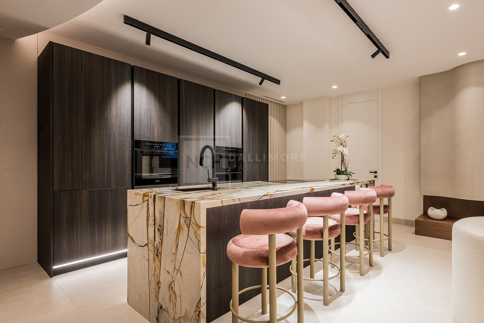 FRONT LINE BEACH LUXURY APARTMENT IN RIO REAL, MARBELLA EAST