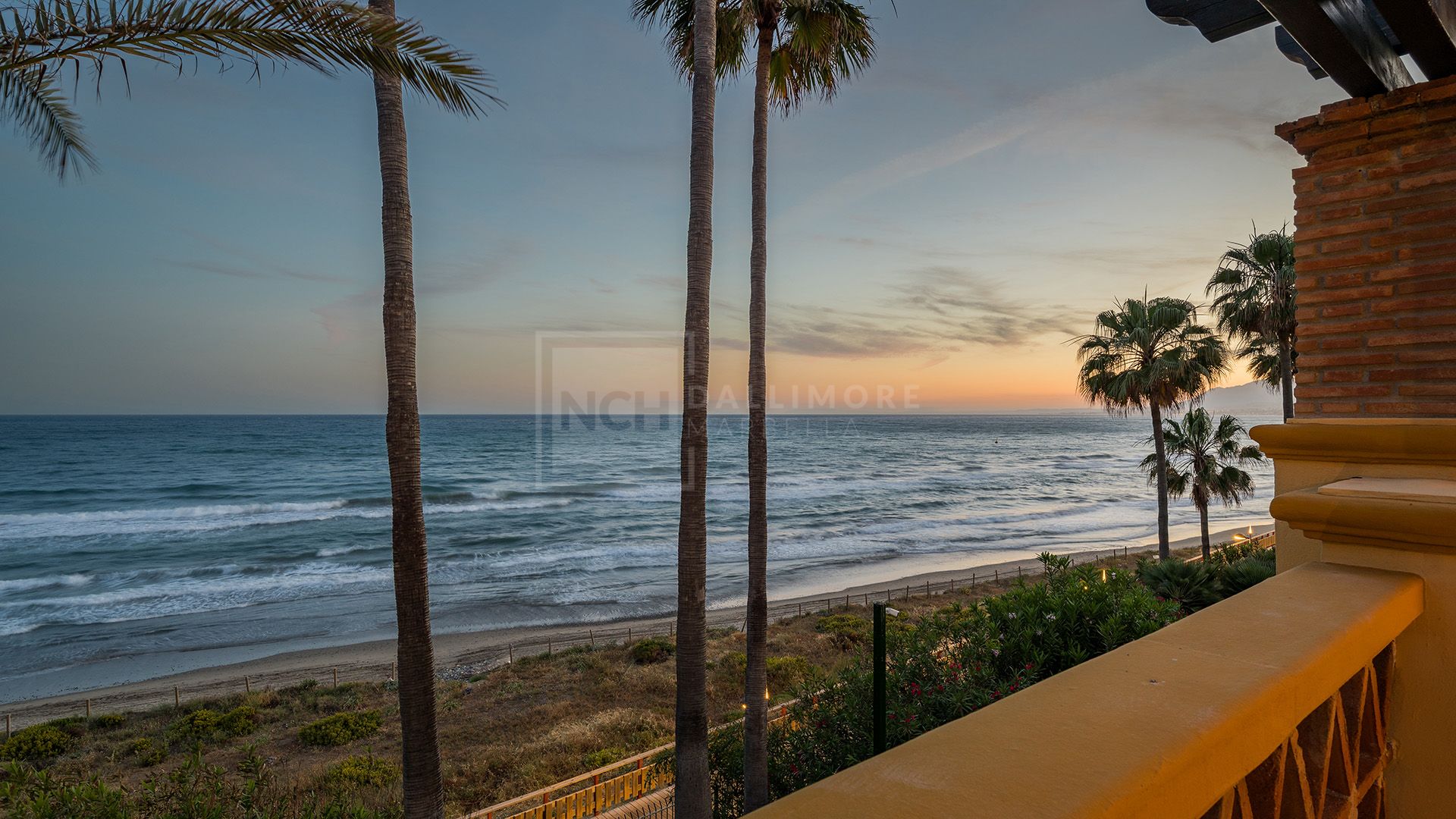 FRONT LINE BEACH LUXURY APARTMENT IN RIO REAL, MARBELLA EAST