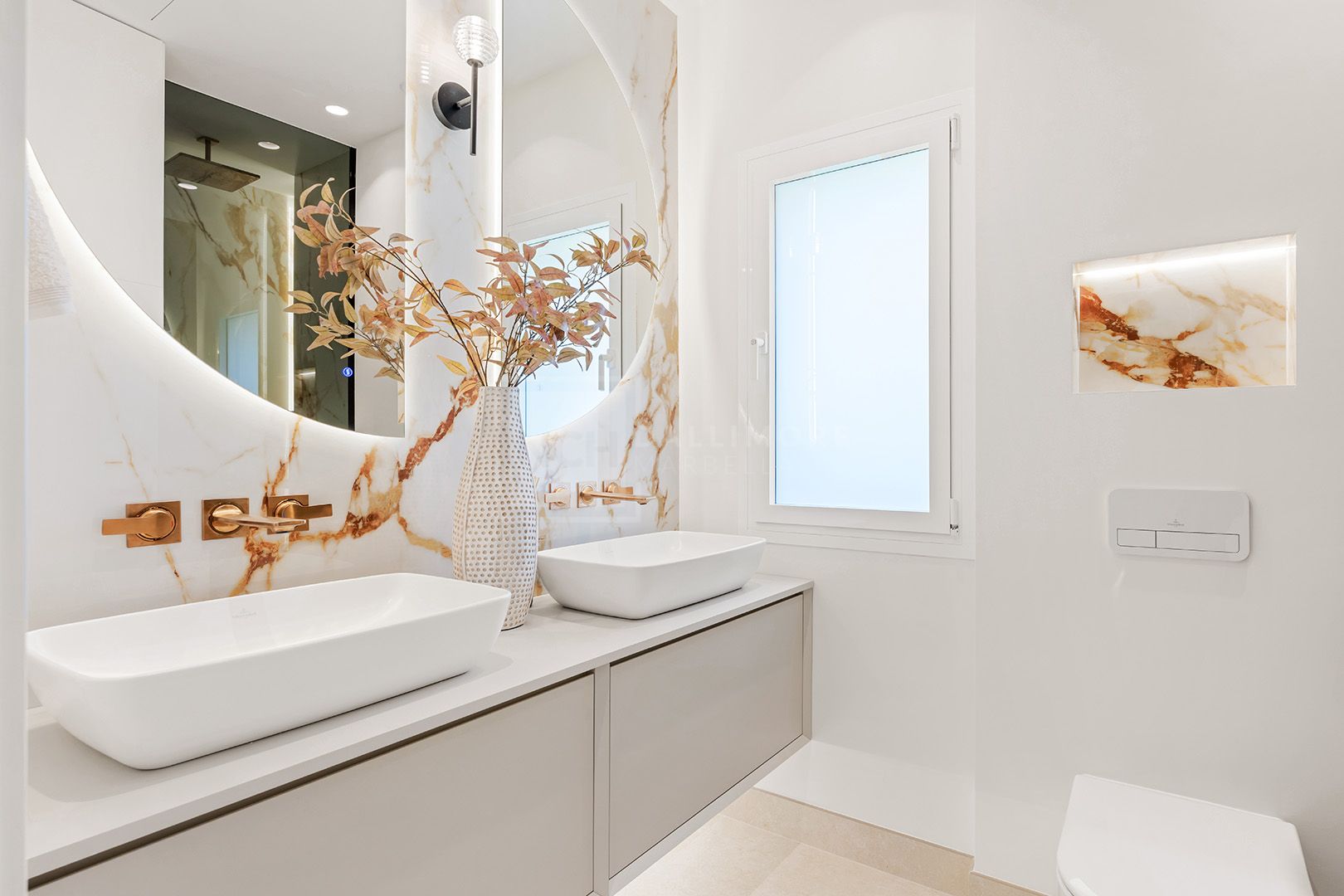 FRONT LINE BEACH LUXURY APARTMENT IN RIO REAL, MARBELLA EAST