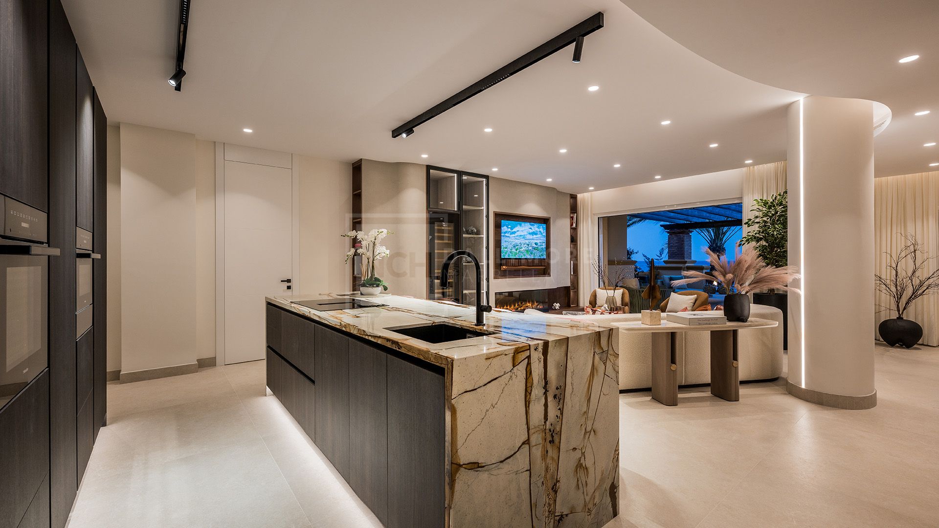 FRONT LINE BEACH LUXURY APARTMENT IN RIO REAL, MARBELLA EAST