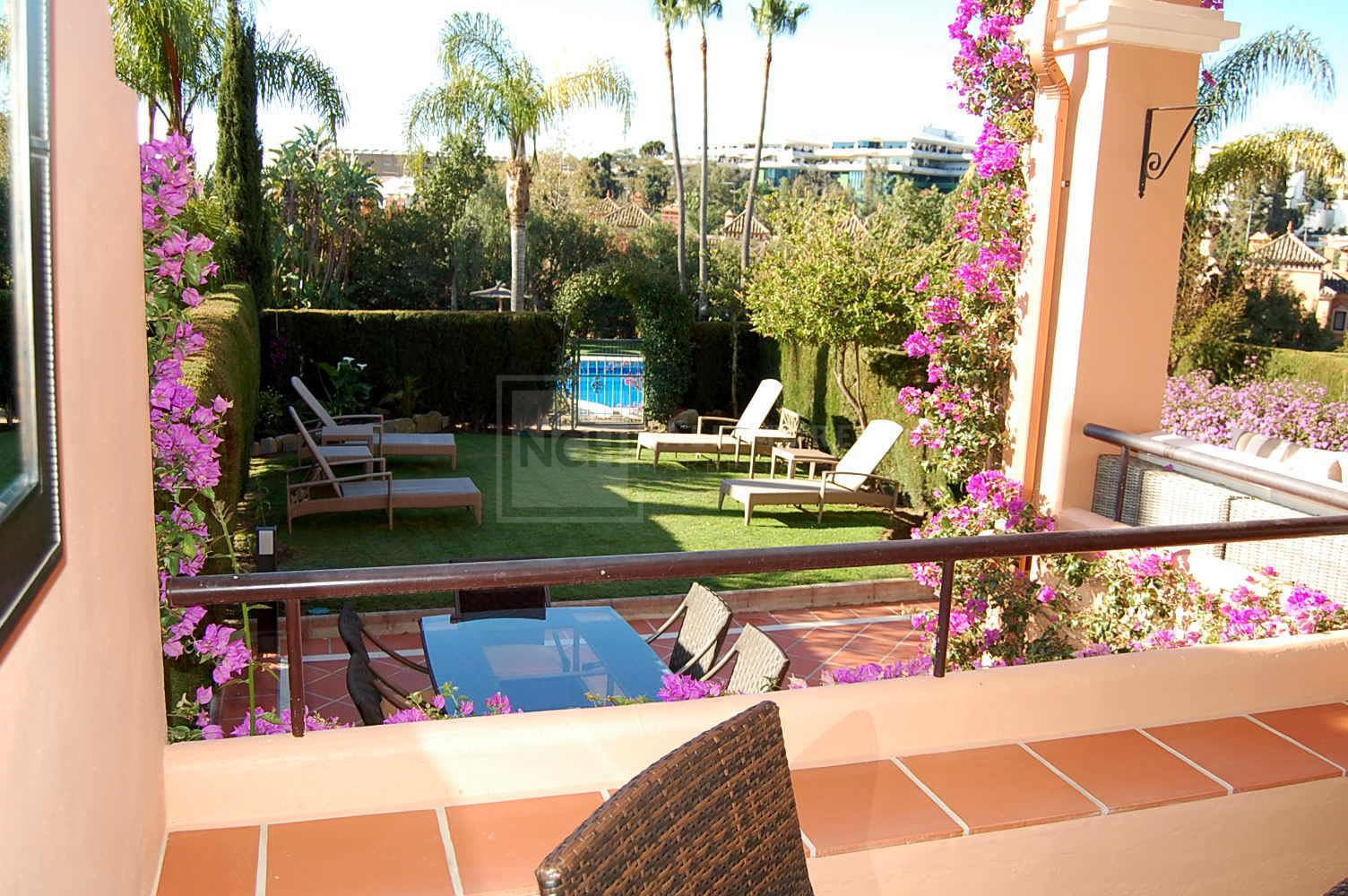 CHARMING SUMMER TOWNHOUSE WITH GARDEN AND POOL VIEWS IN LA ALZAMBRA