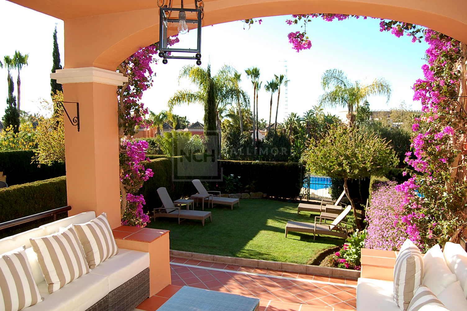 CHARMING SUMMER TOWNHOUSE WITH GARDEN AND POOL VIEWS IN LA ALZAMBRA