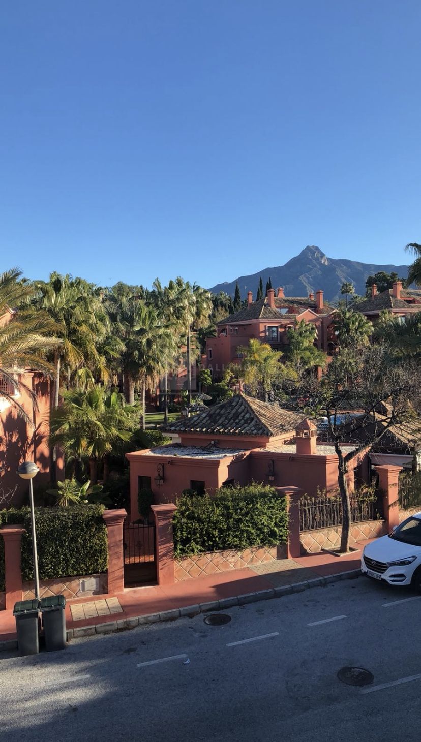 CHARMING SUMMER TOWNHOUSE WITH GARDEN AND POOL VIEWS IN LA ALZAMBRA