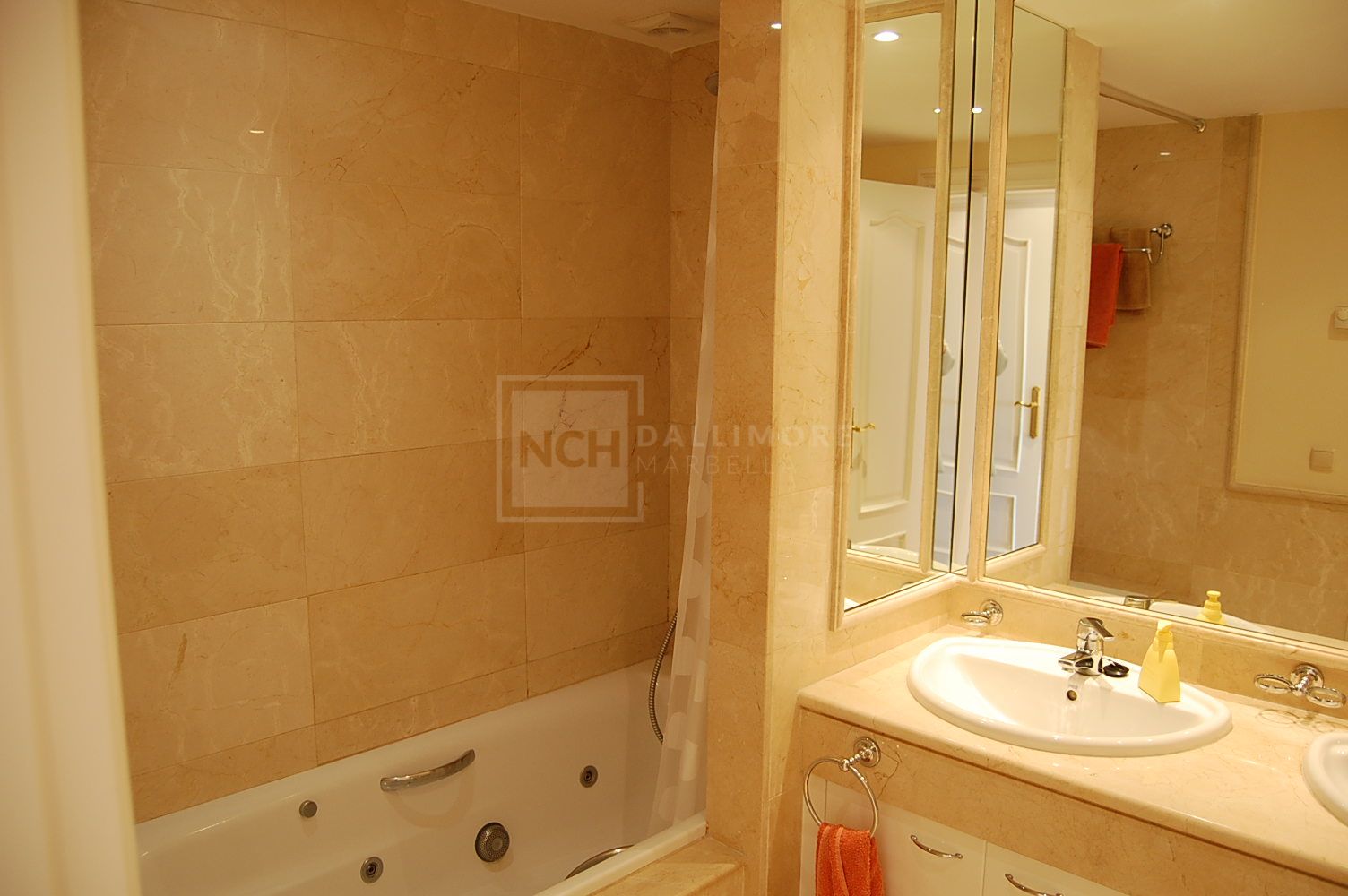 CHARMING SUMMER TOWNHOUSE WITH GARDEN AND POOL VIEWS IN LA ALZAMBRA