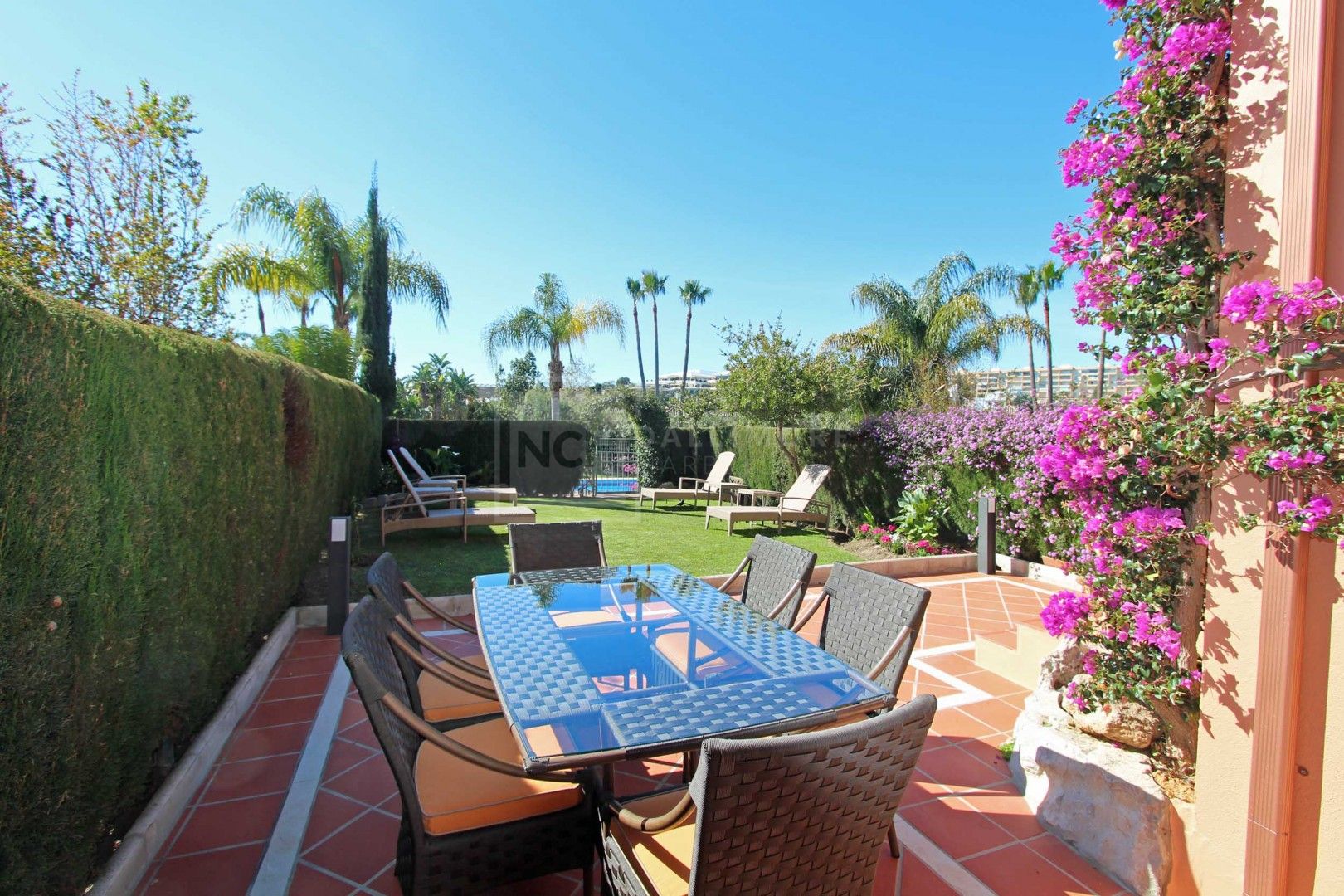 CHARMING SUMMER TOWNHOUSE WITH GARDEN AND POOL VIEWS IN LA ALZAMBRA