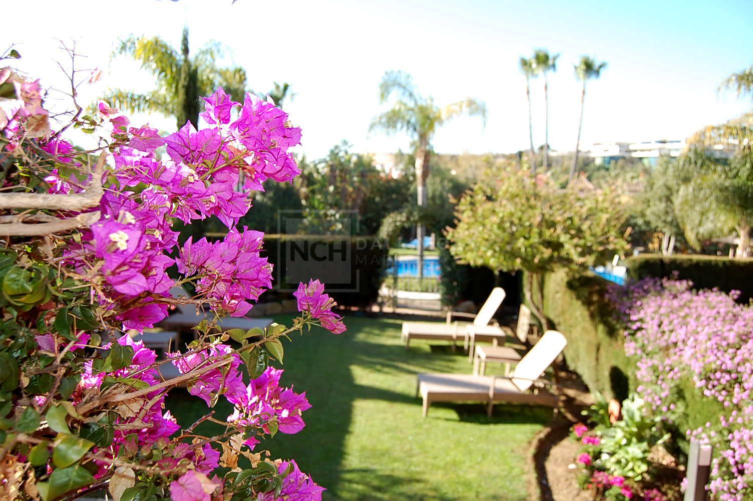 CHARMING SUMMER TOWNHOUSE WITH GARDEN AND POOL VIEWS IN LA ALZAMBRA