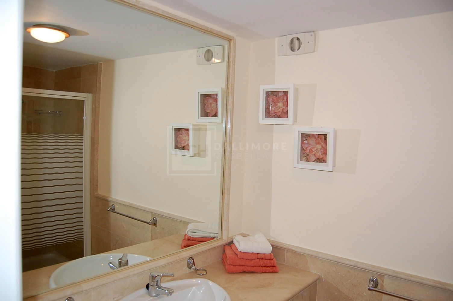 CHARMING SUMMER TOWNHOUSE WITH GARDEN AND POOL VIEWS IN LA ALZAMBRA