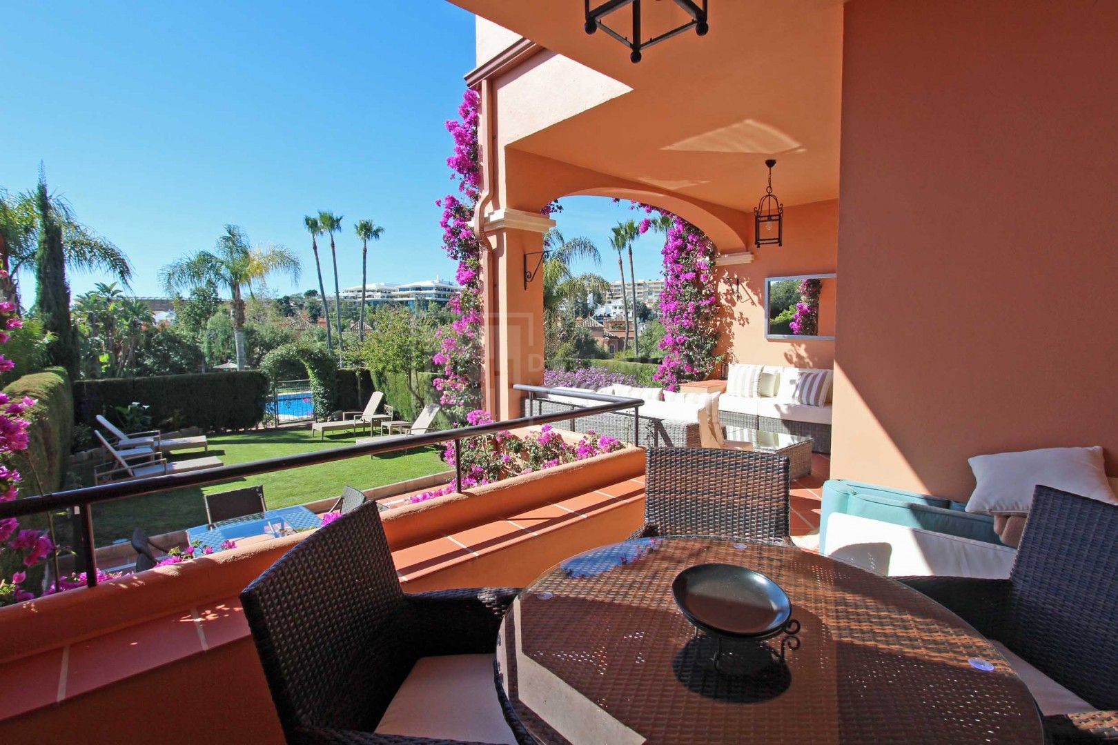 CHARMING SUMMER TOWNHOUSE WITH GARDEN AND POOL VIEWS IN LA ALZAMBRA