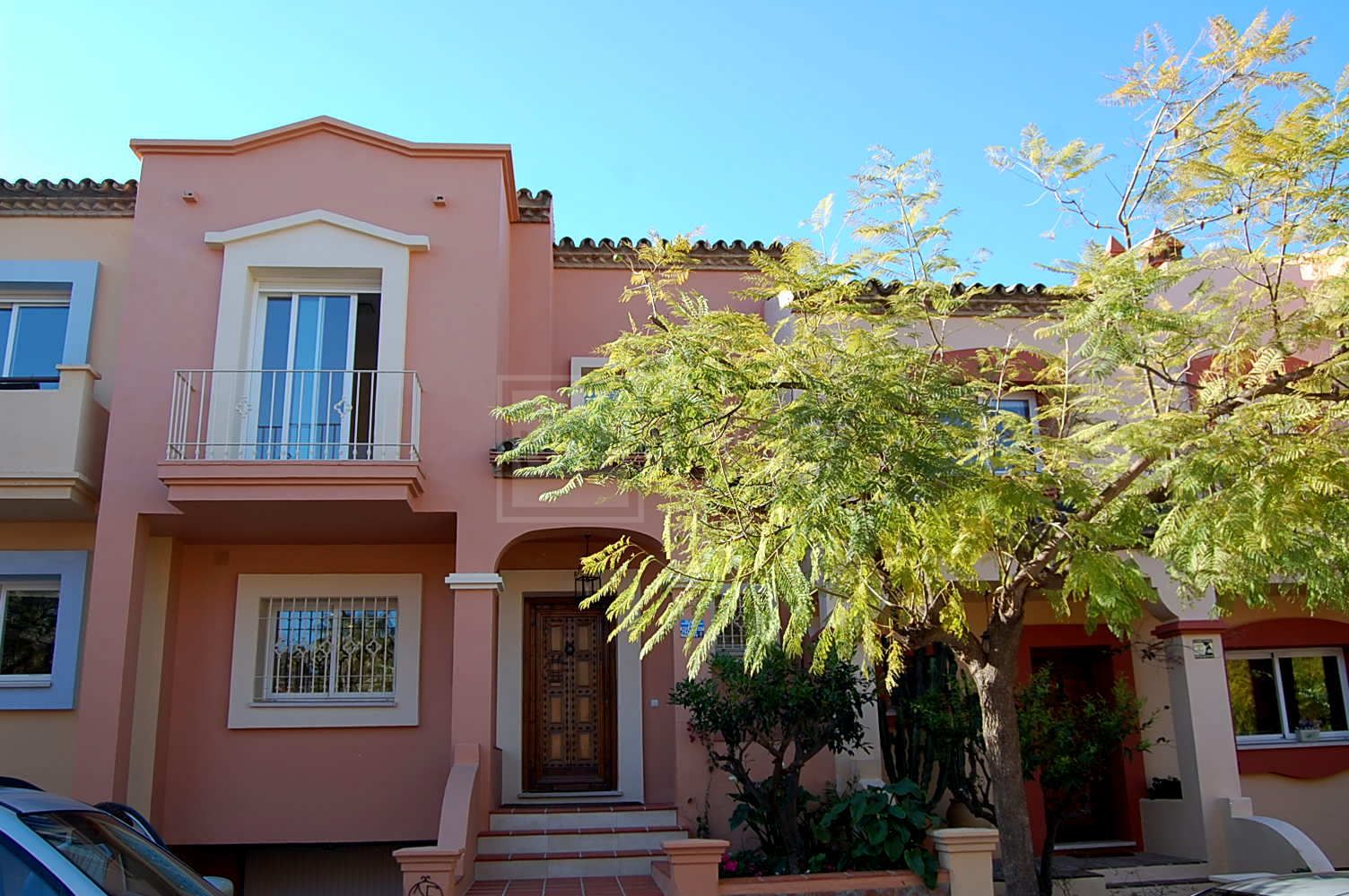 CHARMING SUMMER TOWNHOUSE WITH GARDEN AND POOL VIEWS IN LA ALZAMBRA