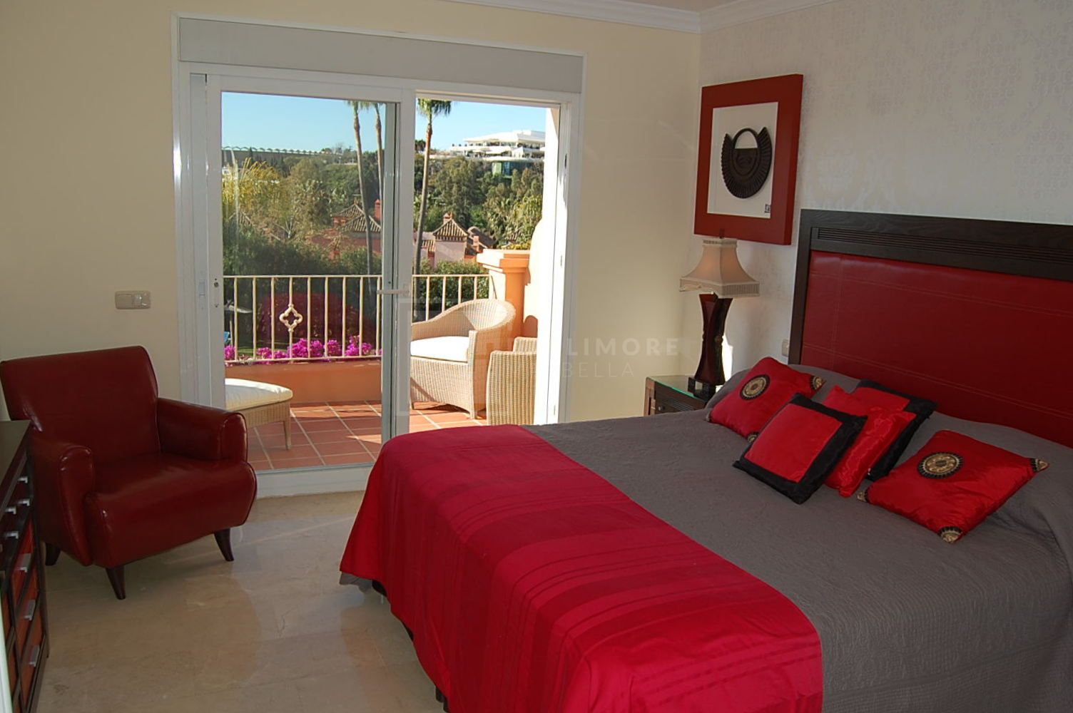 CHARMING SUMMER TOWNHOUSE WITH GARDEN AND POOL VIEWS IN LA ALZAMBRA
