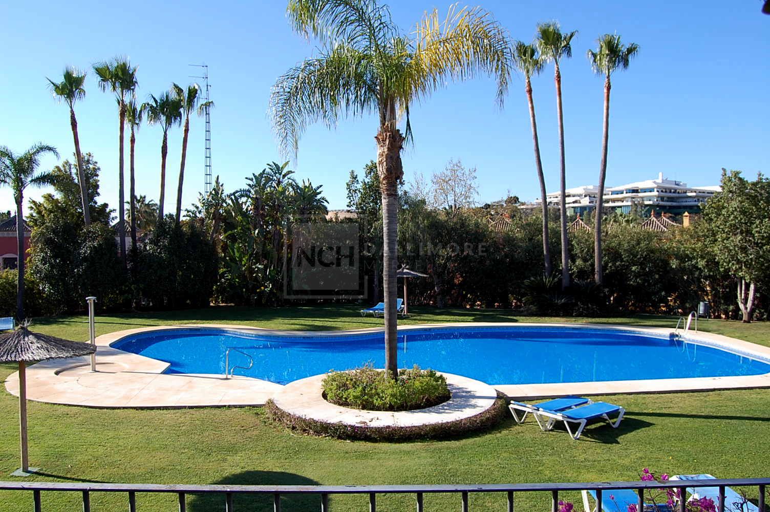 CHARMING SUMMER TOWNHOUSE WITH GARDEN AND POOL VIEWS IN LA ALZAMBRA