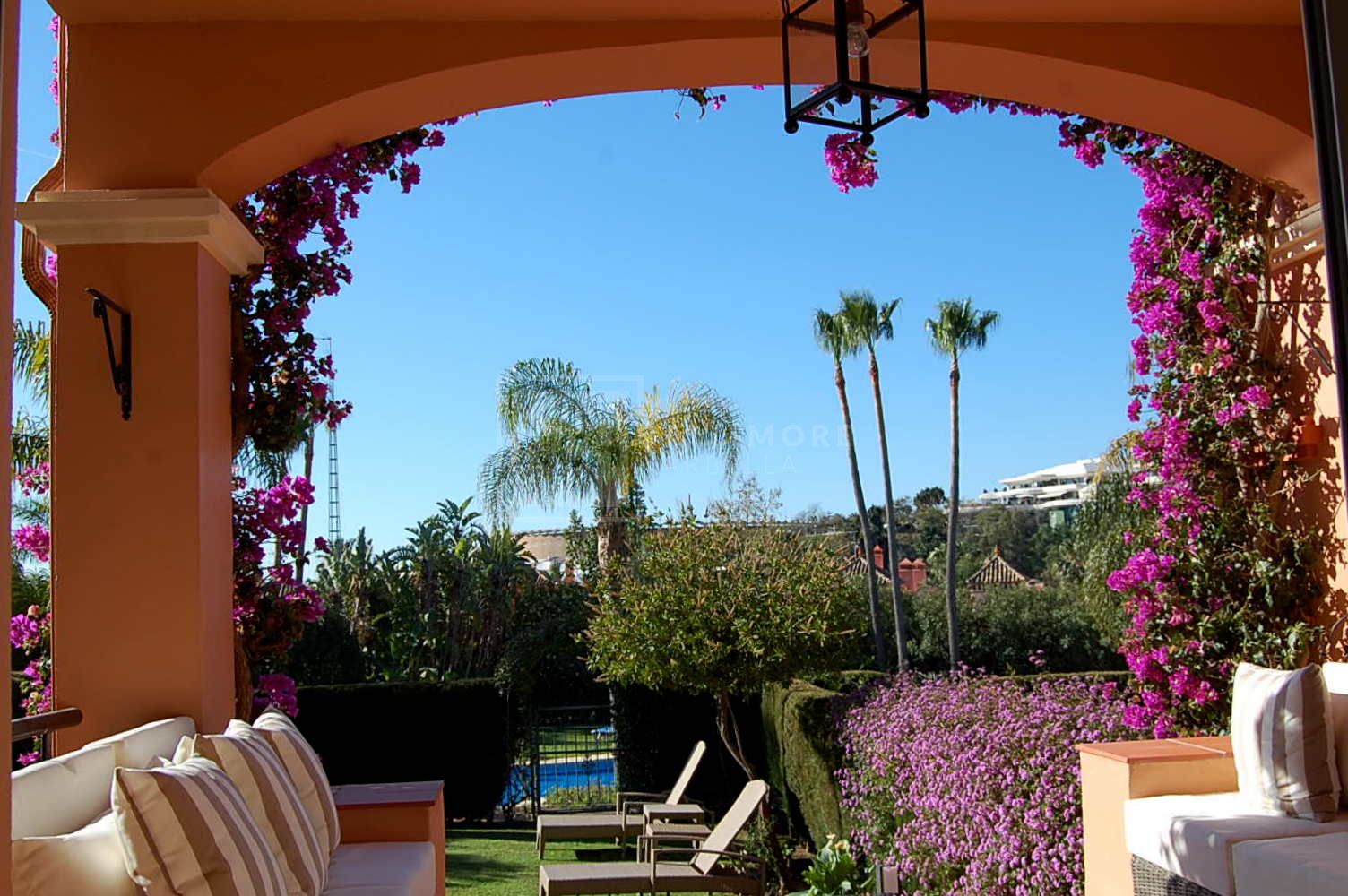 CHARMING SUMMER TOWNHOUSE WITH GARDEN AND POOL VIEWS IN LA ALZAMBRA