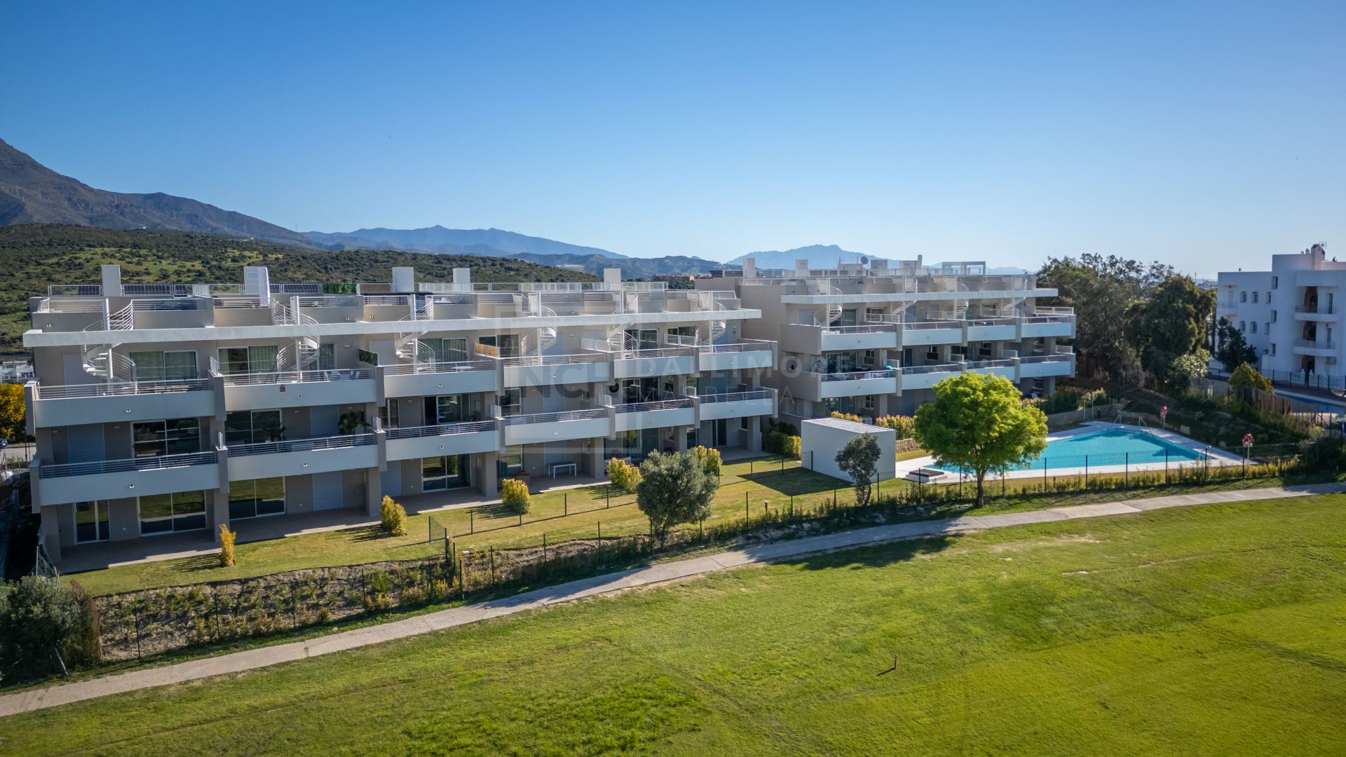 APARTAMENTO DE 3 DORMITORIOS EN ESTEPONA GOLF