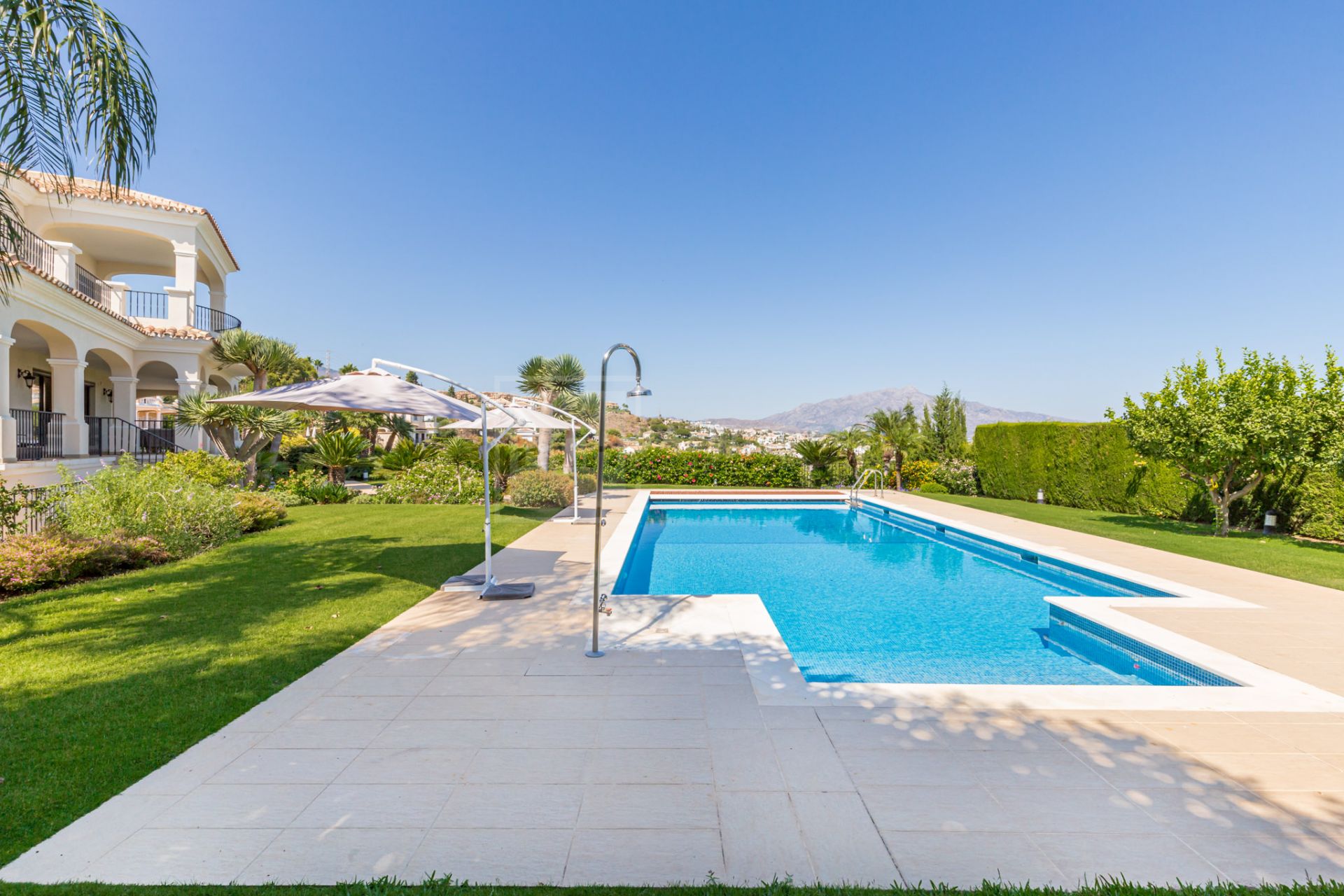 VILLA DE ESTILO ANDALUZ CON VISTAS AL MAR EN PARAÍSO ALTO