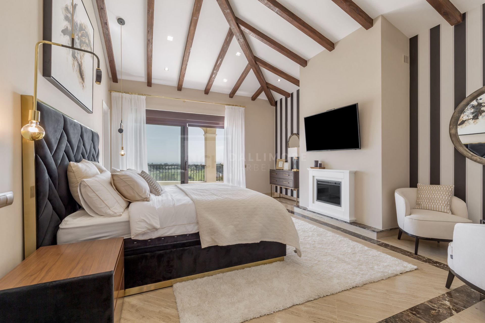 VILLA DE ESTILO ANDALUZ CON VISTAS AL MAR EN PARAÍSO ALTO