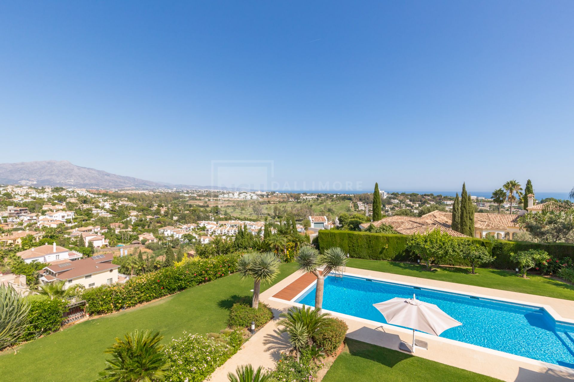 VILLA DE ESTILO ANDALUZ CON VISTAS AL MAR EN PARAÍSO ALTO