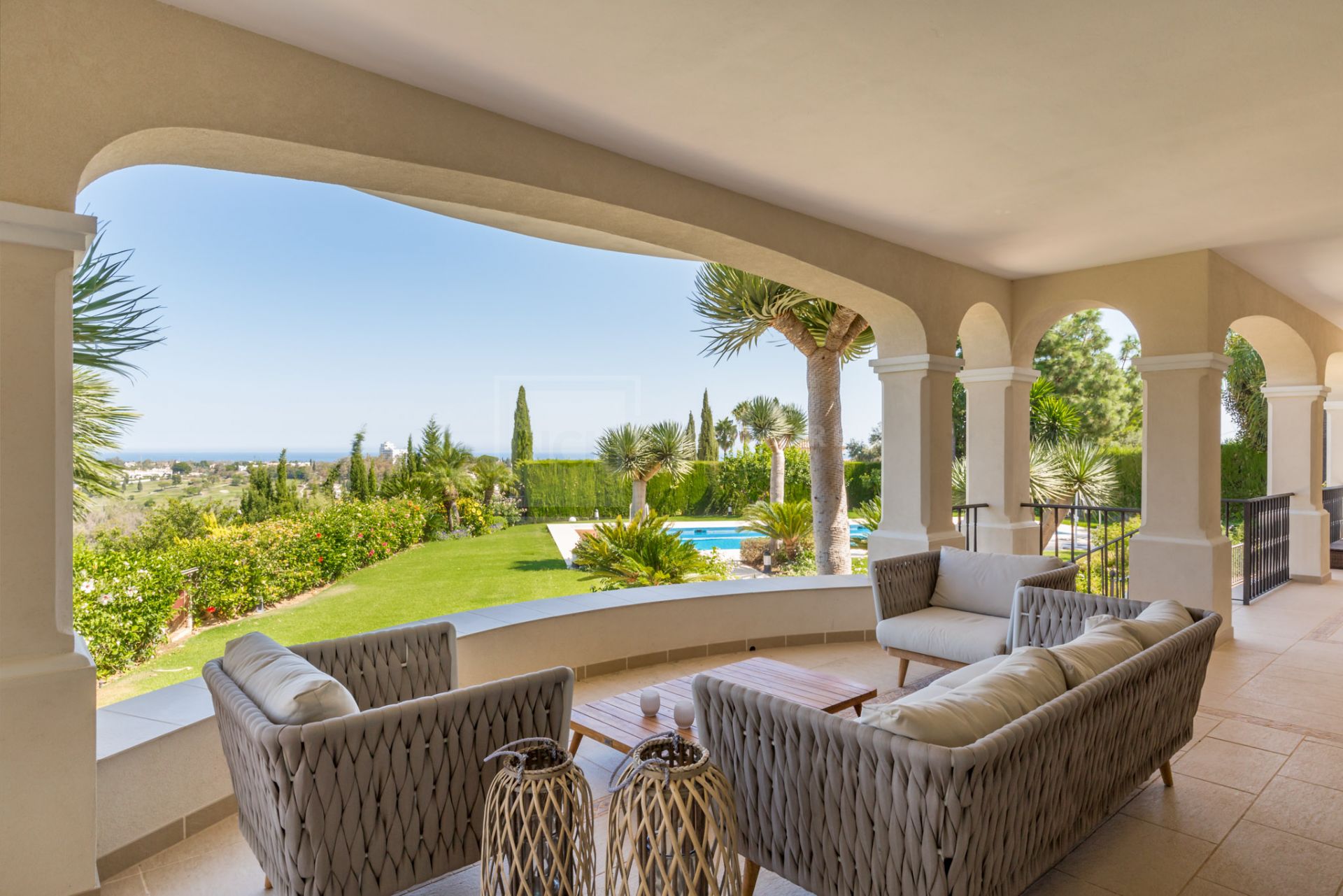 VILLA DE ESTILO ANDALUZ CON VISTAS AL MAR EN PARAÍSO ALTO