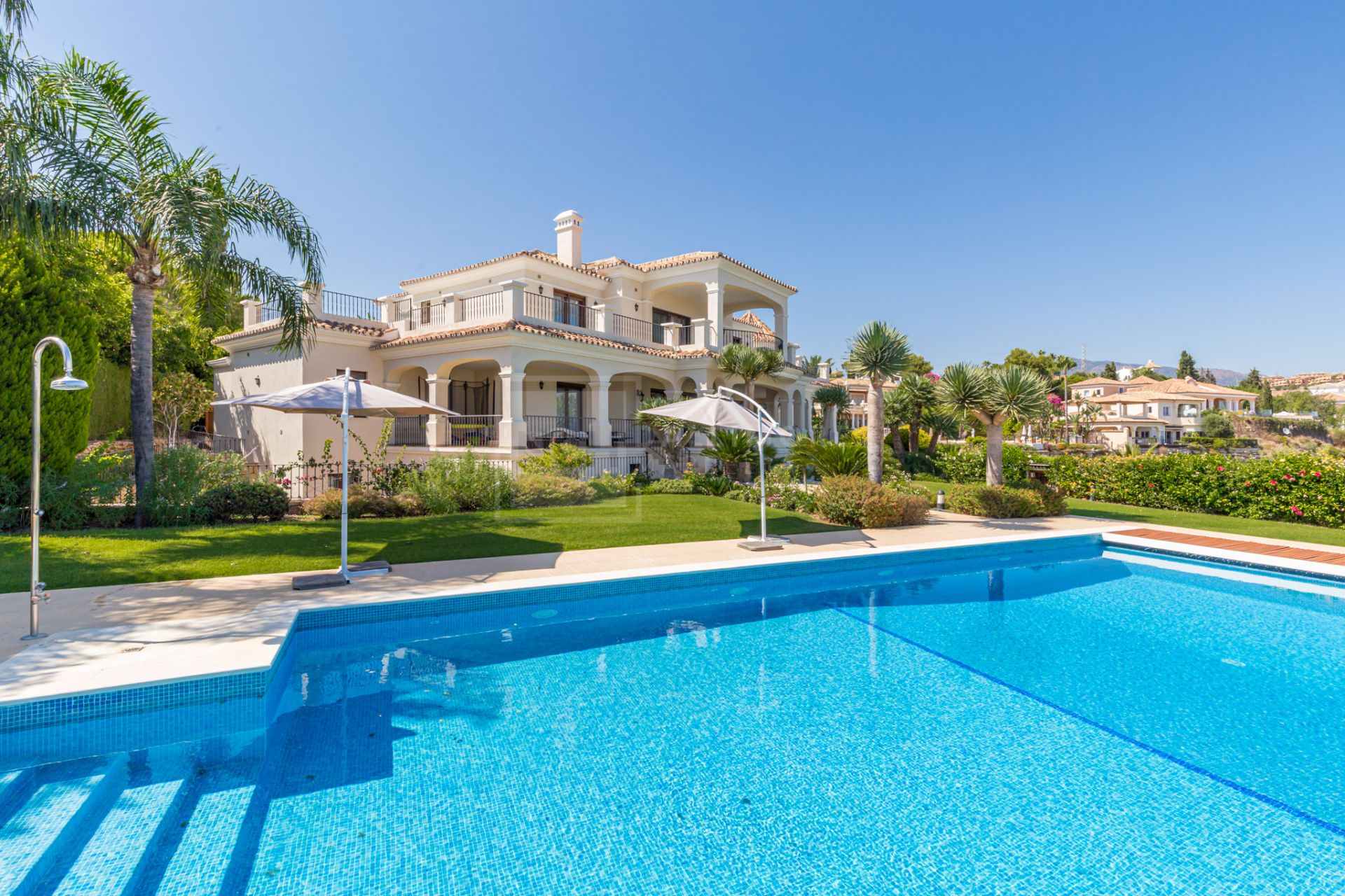 VILLA DE ESTILO ANDALUZ CON VISTAS AL MAR EN PARAÍSO ALTO