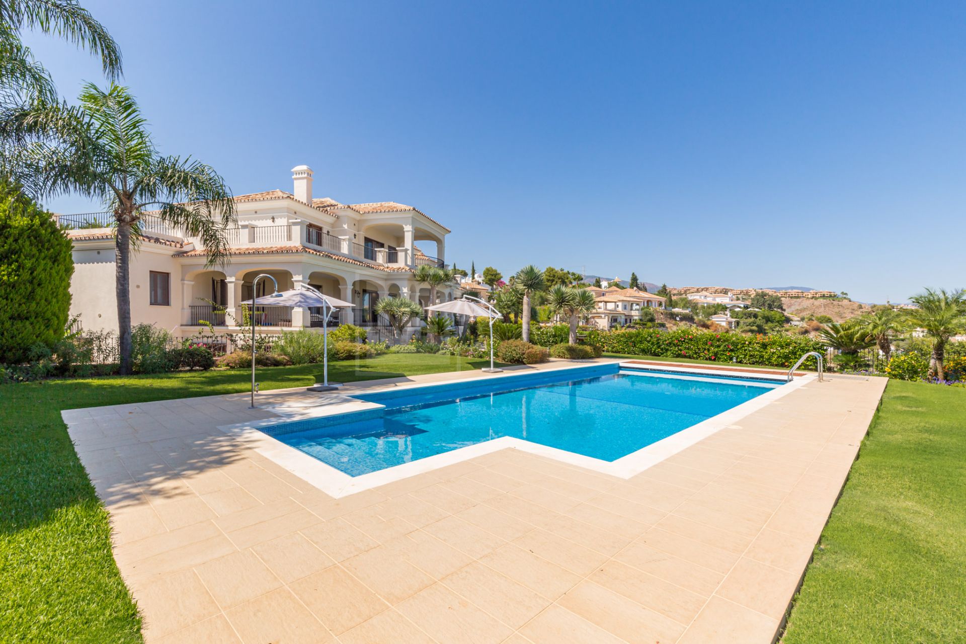 VILLA DE ESTILO ANDALUZ CON VISTAS AL MAR EN PARAÍSO ALTO