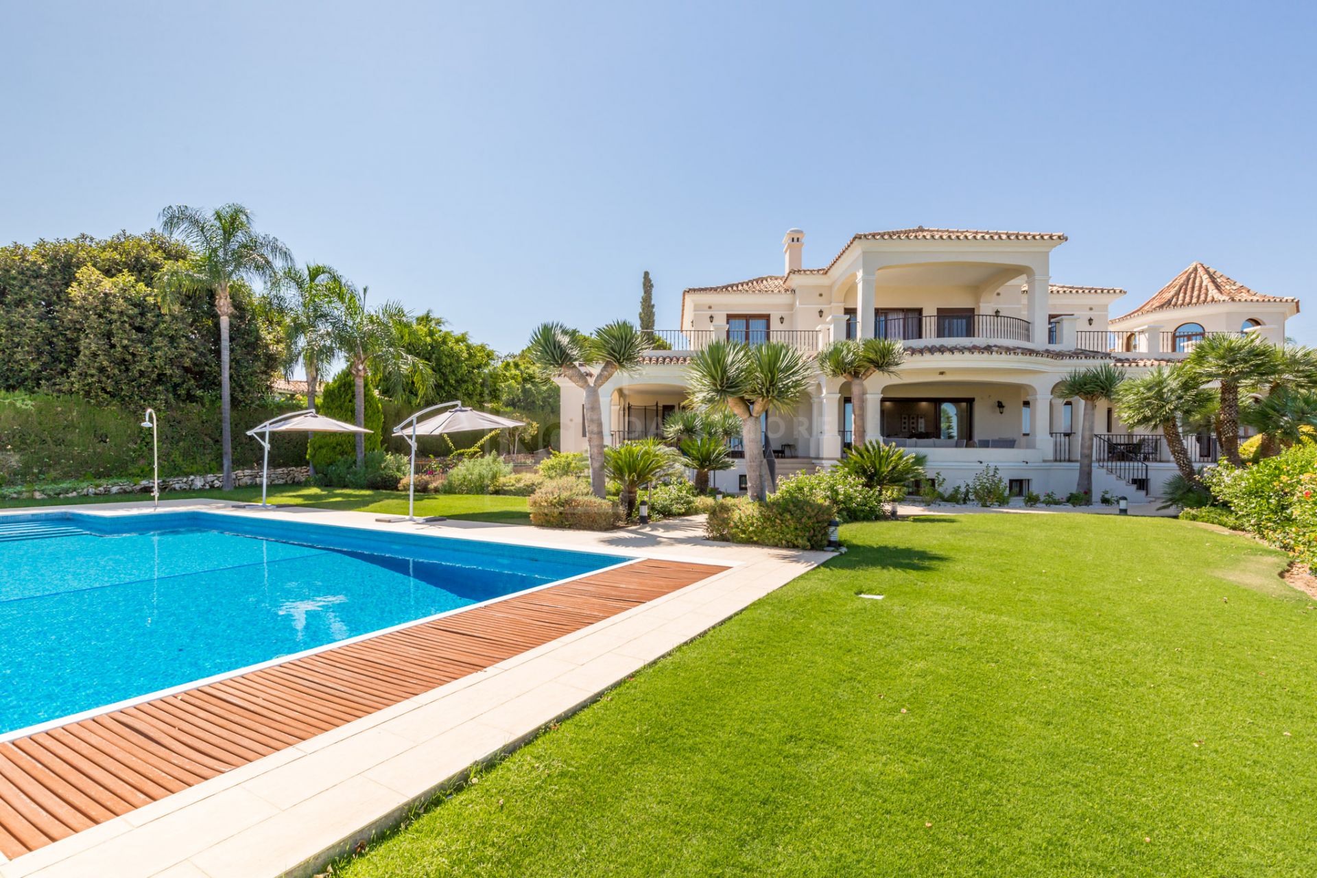 VILLA DE ESTILO ANDALUZ CON VISTAS AL MAR EN PARAÍSO ALTO