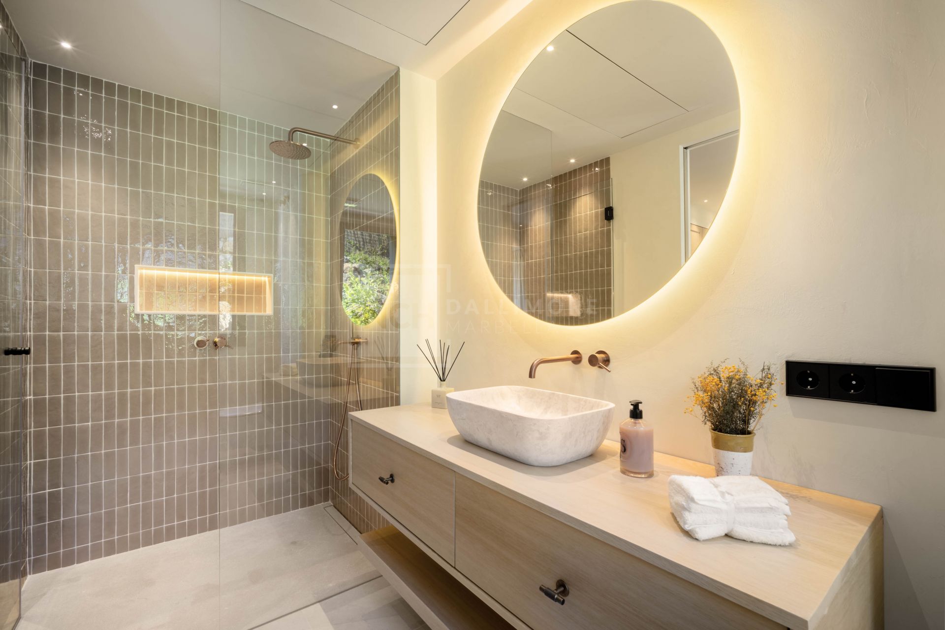 EXCLUSIVE SINGLE-LEVEL 4-BEDROOM VILLA WITH STYLISH DESIGN AND PANORAMIC VIEWS