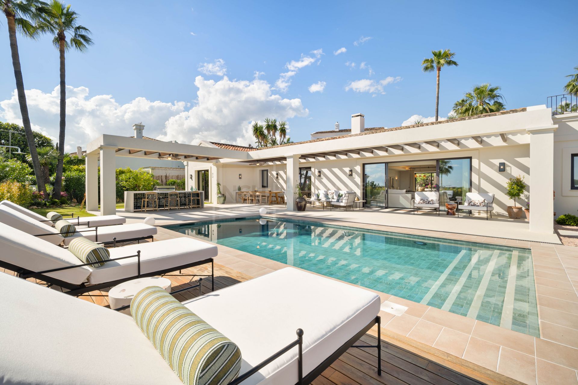 EXCLUSIVE SINGLE-LEVEL 4-BEDROOM VILLA WITH STYLISH DESIGN AND PANORAMIC VIEWS