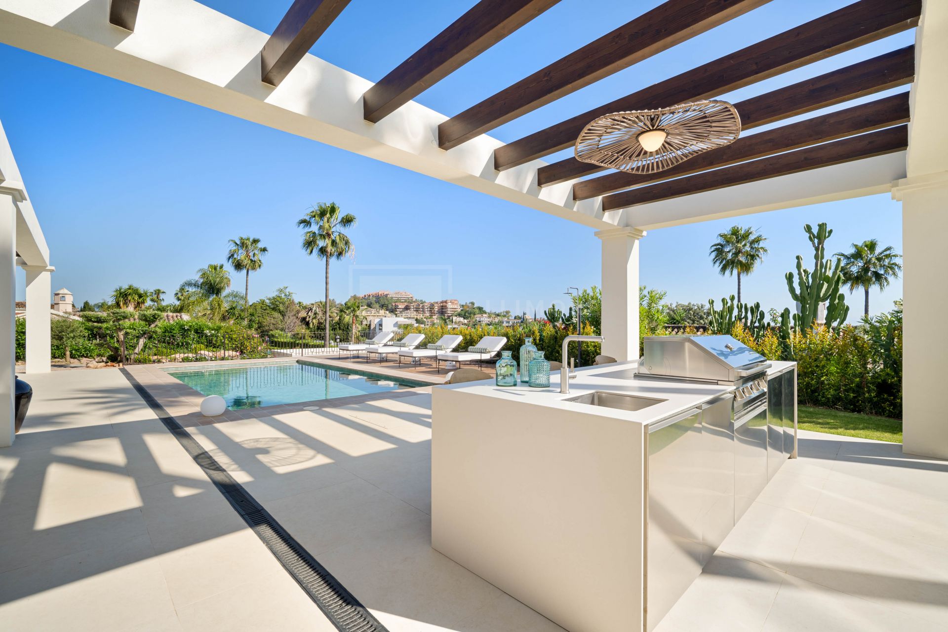 EXCLUSIVE SINGLE-LEVEL 4-BEDROOM VILLA WITH STYLISH DESIGN AND PANORAMIC VIEWS