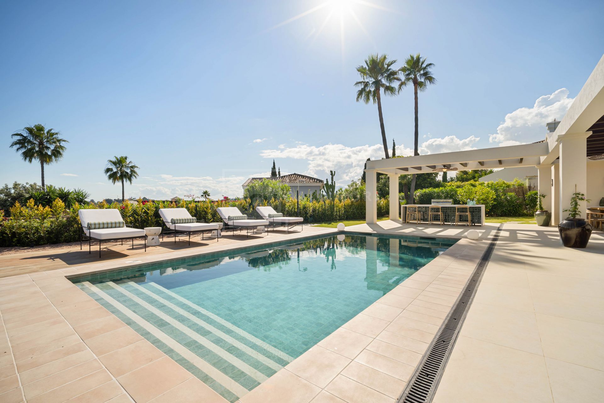 EXCLUSIVE SINGLE-LEVEL 4-BEDROOM VILLA WITH STYLISH DESIGN AND PANORAMIC VIEWS