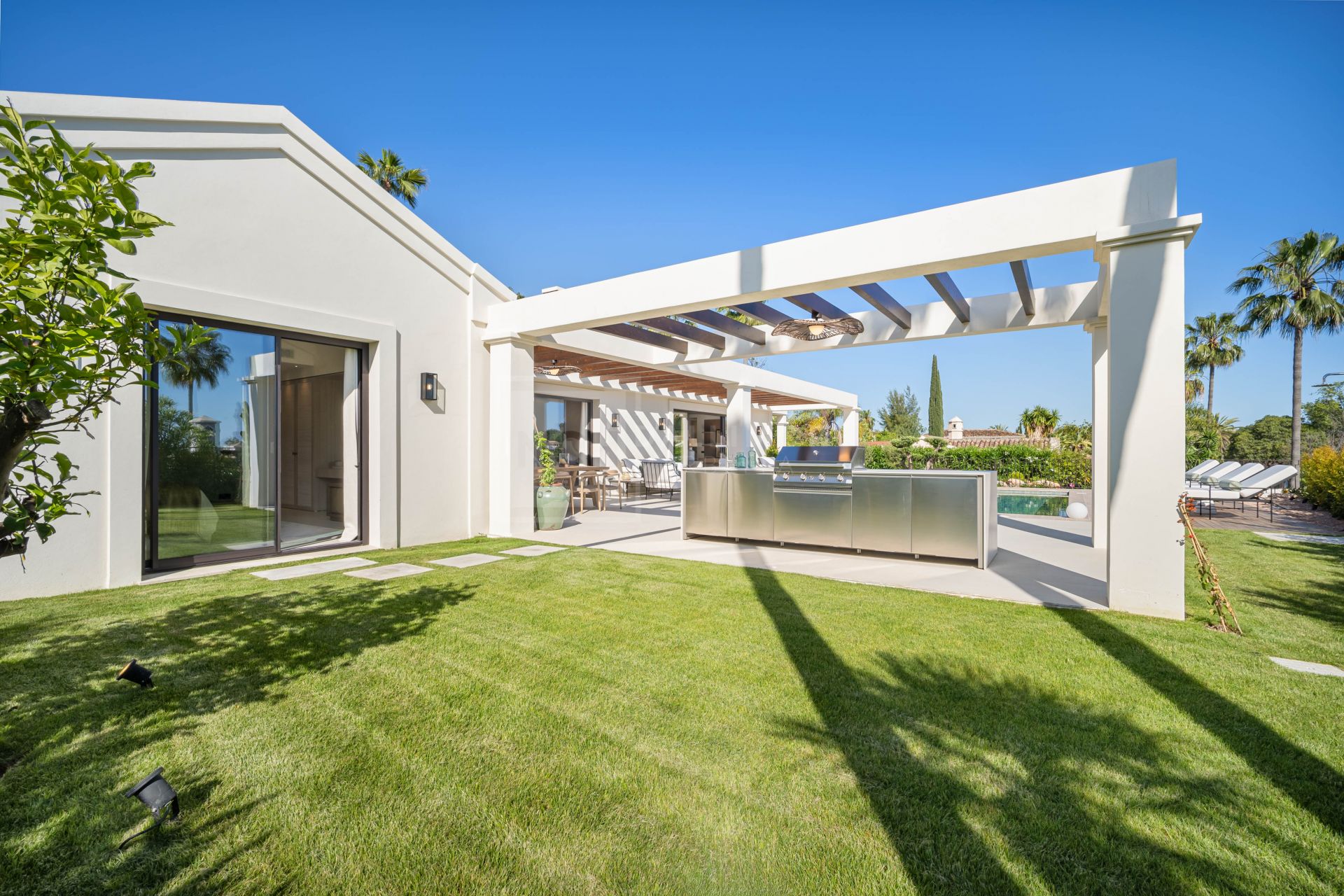 EXCLUSIVE SINGLE-LEVEL 4-BEDROOM VILLA WITH STYLISH DESIGN AND PANORAMIC VIEWS