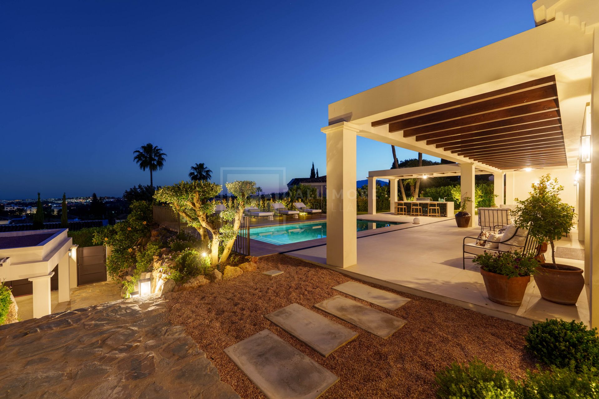 EXCLUSIVE SINGLE-LEVEL 4-BEDROOM VILLA WITH STYLISH DESIGN AND PANORAMIC VIEWS
