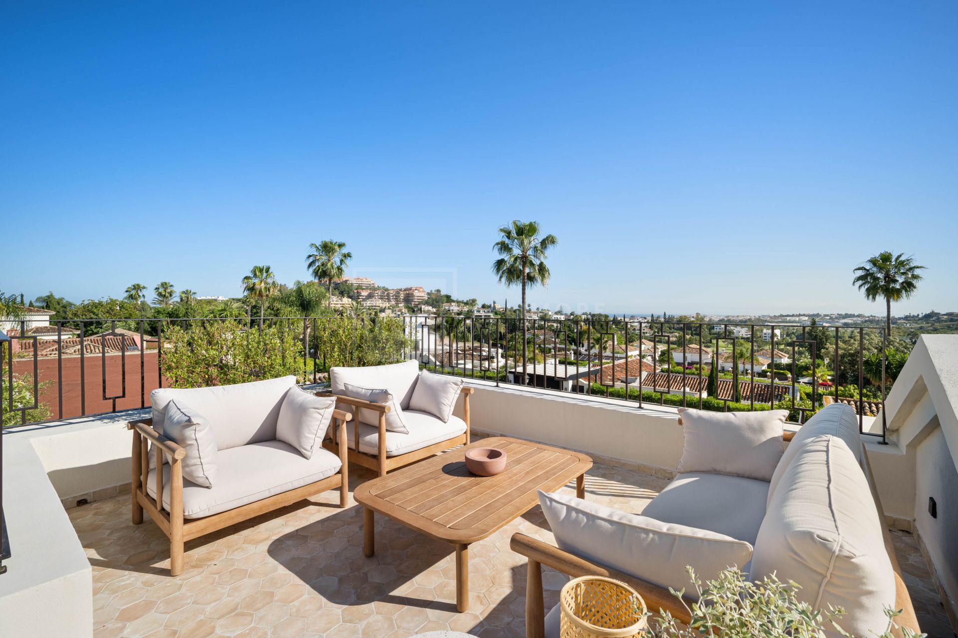 EXCLUSIVE SINGLE-LEVEL 4-BEDROOM VILLA WITH STYLISH DESIGN AND PANORAMIC VIEWS