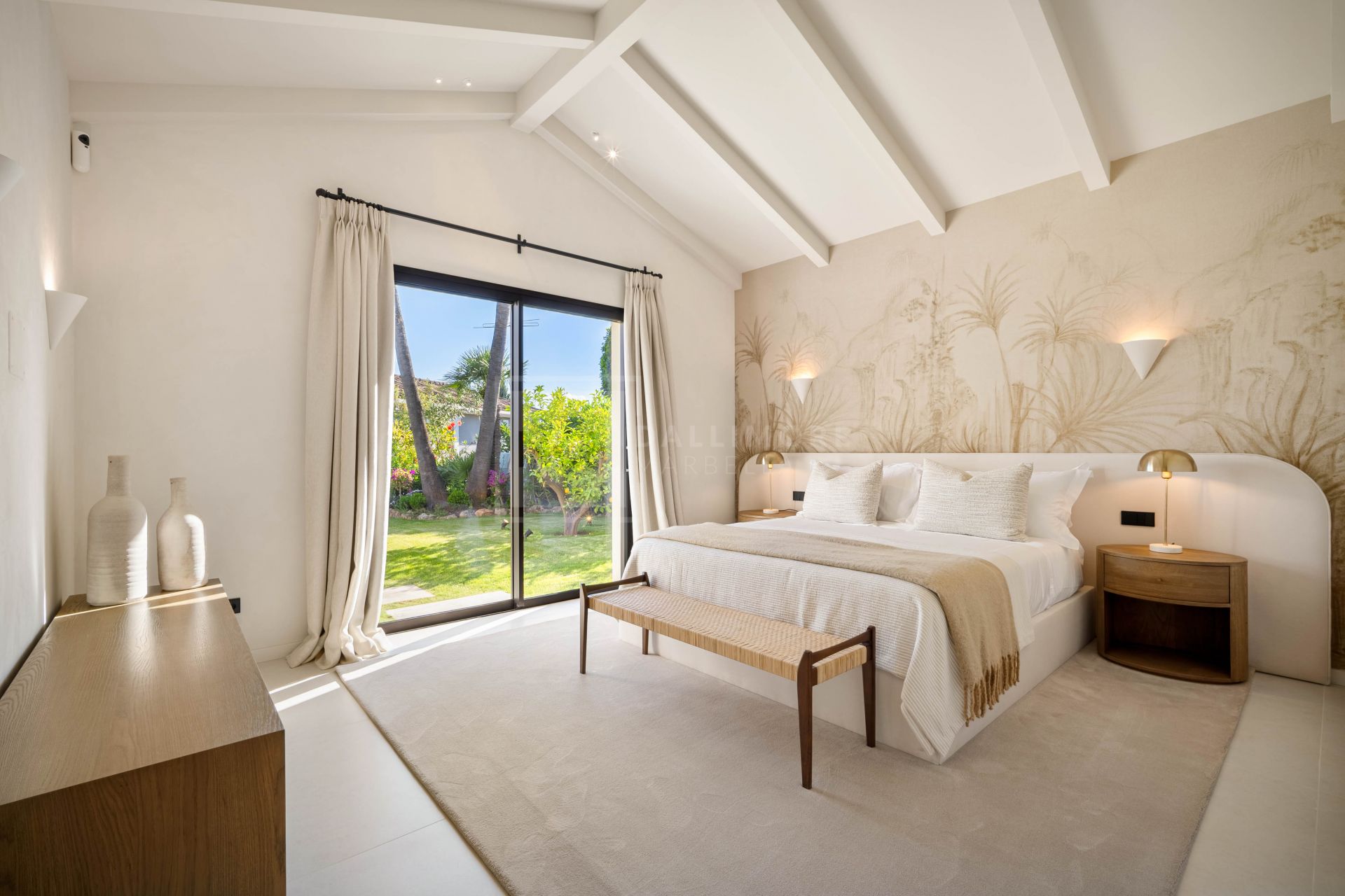 EXCLUSIVE SINGLE-LEVEL 4-BEDROOM VILLA WITH STYLISH DESIGN AND PANORAMIC VIEWS