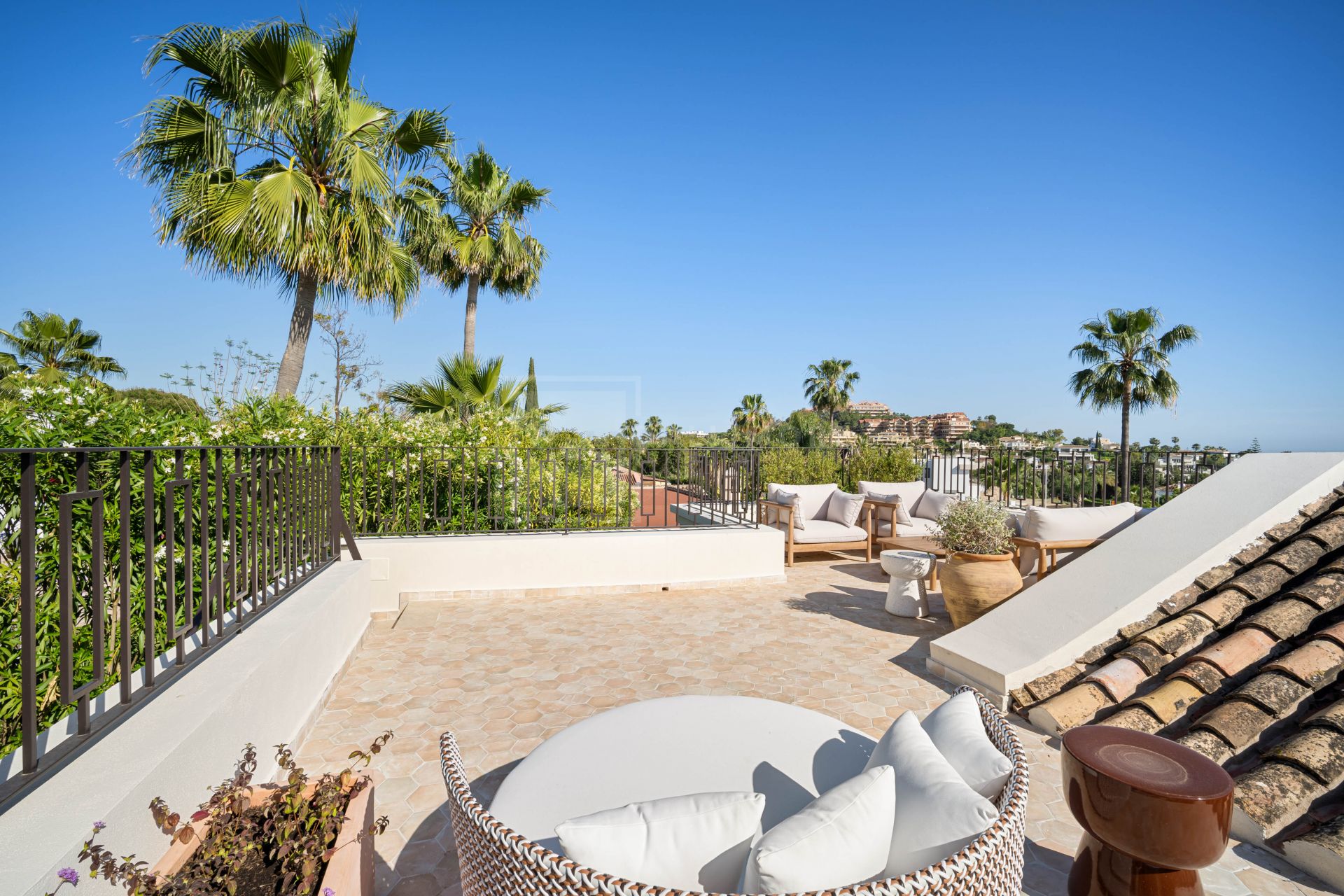 EXCLUSIVE SINGLE-LEVEL 4-BEDROOM VILLA WITH STYLISH DESIGN AND PANORAMIC VIEWS