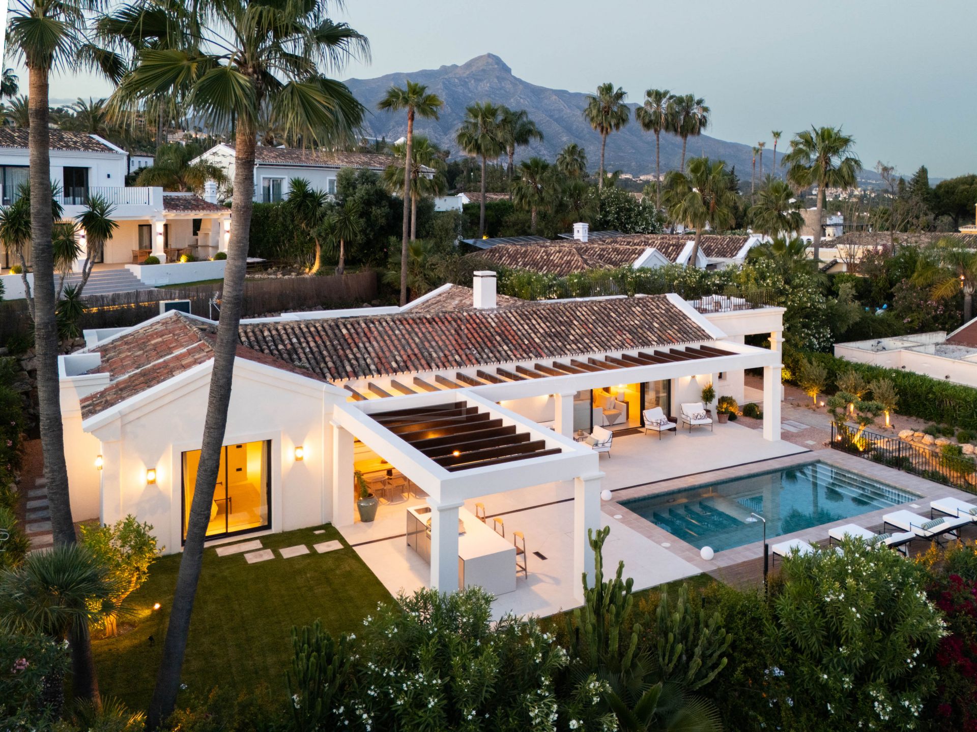 EXCLUSIVE SINGLE-LEVEL 4-BEDROOM VILLA WITH STYLISH DESIGN AND PANORAMIC VIEWS