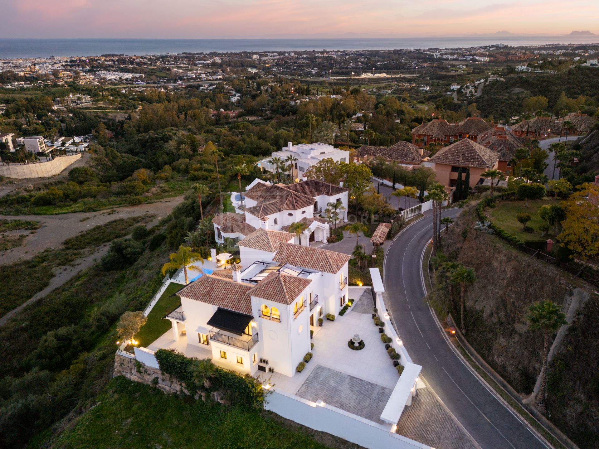 UN REFUGIO DE CINCO DORMITORIOS DONDE LA ELEGANCIA, LA LUZ Y LAS VISTAS AL MAR CONVIVEN EN ARMONÍA