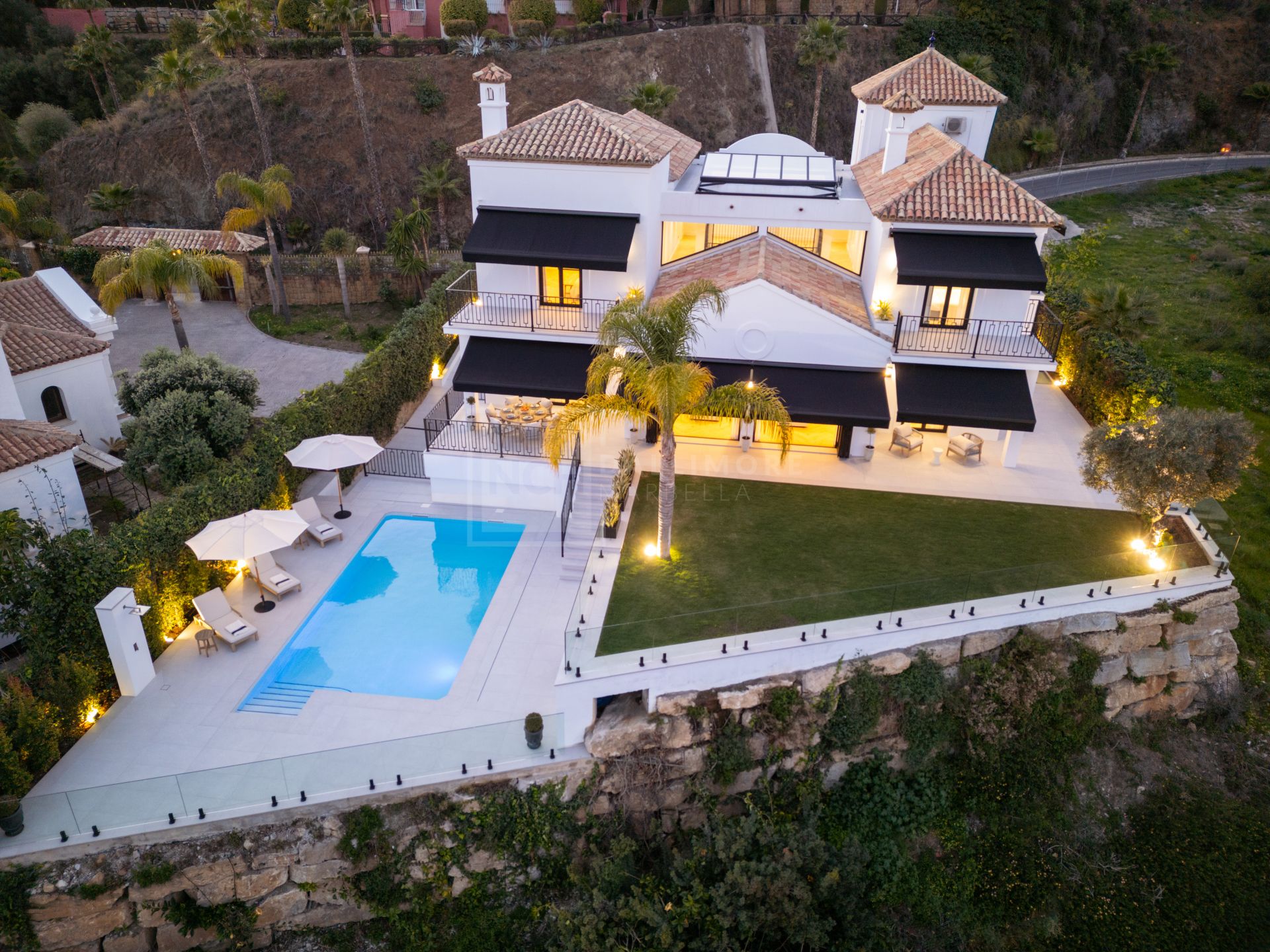 UN REFUGIO DE CINCO DORMITORIOS DONDE LA ELEGANCIA, LA LUZ Y LAS VISTAS AL MAR CONVIVEN EN ARMONÍA