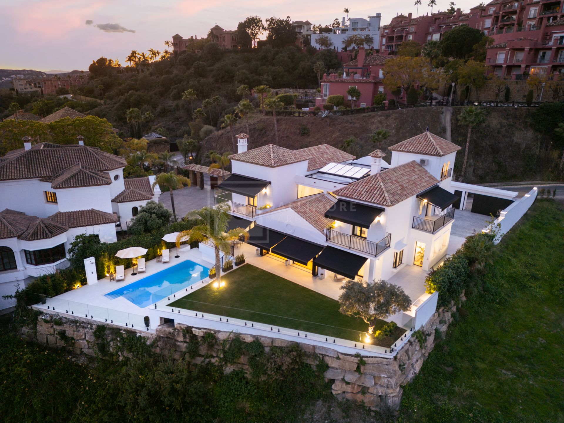 UN REFUGIO DE CINCO DORMITORIOS DONDE LA ELEGANCIA, LA LUZ Y LAS VISTAS AL MAR CONVIVEN EN ARMONÍA