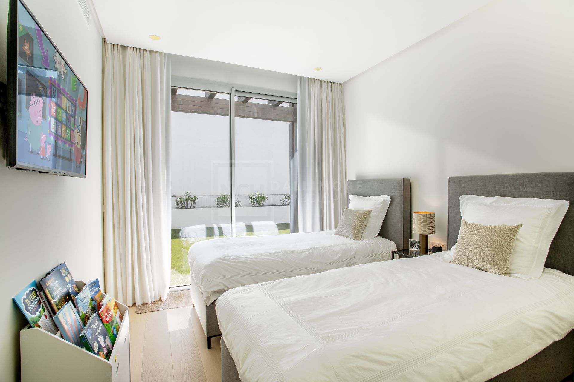 STYLISH 3-BEDROOM APARTMENT WITH PANORAMIC SEA VIEWS IN MARBELLA CLUB HILLS