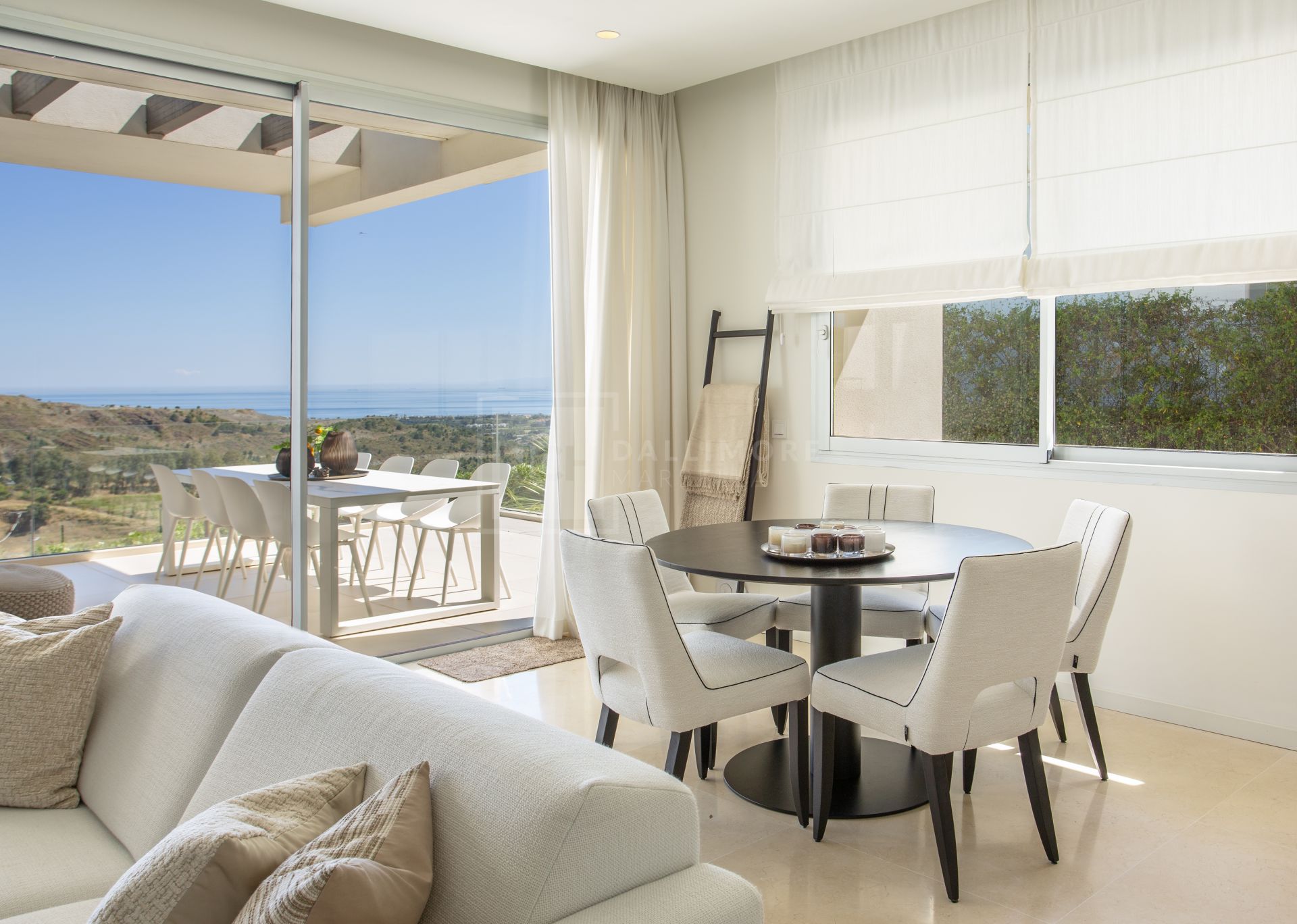 STYLISH 3-BEDROOM APARTMENT WITH PANORAMIC SEA VIEWS IN MARBELLA CLUB HILLS