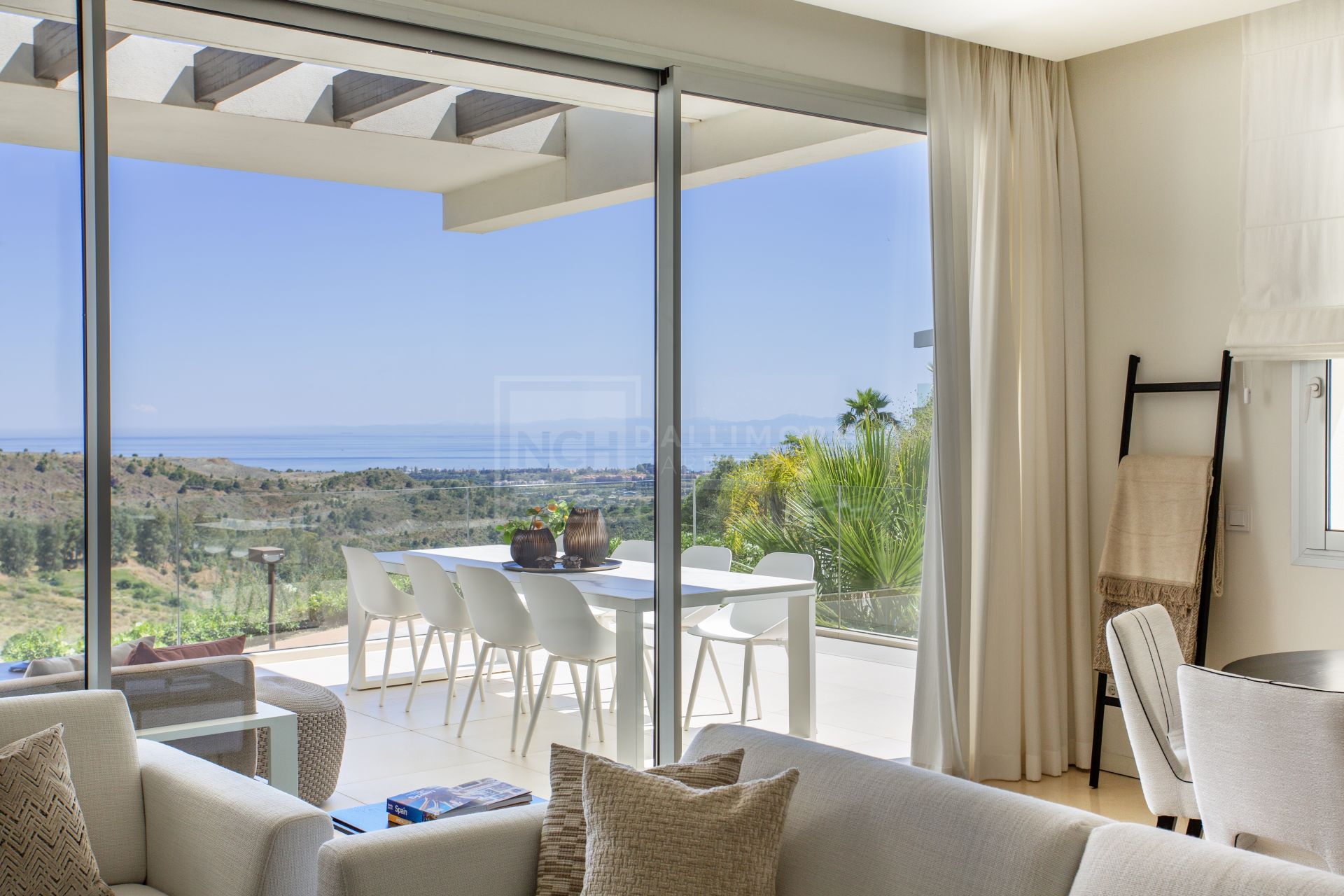 STYLISH 3-BEDROOM APARTMENT WITH PANORAMIC SEA VIEWS IN MARBELLA CLUB HILLS