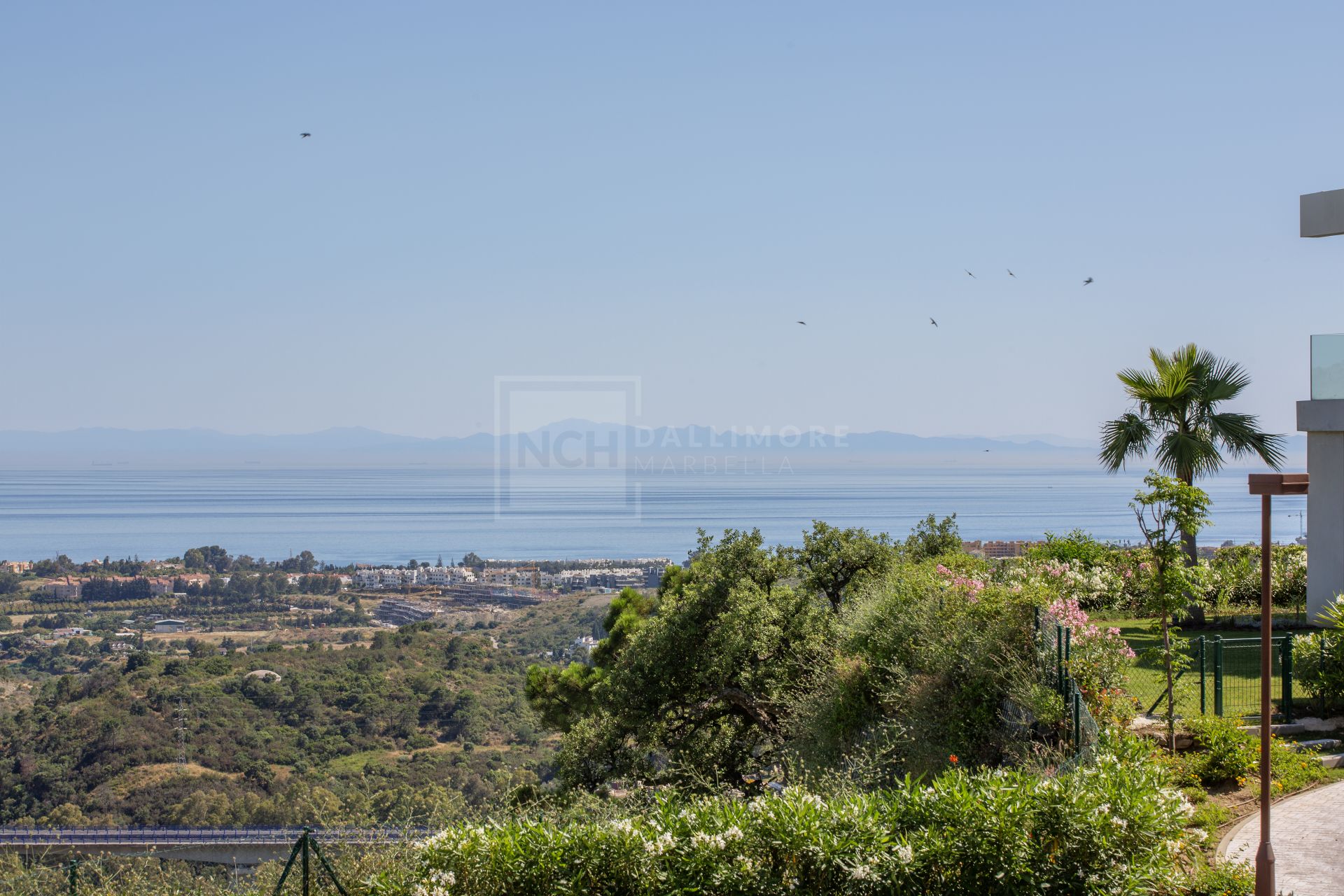 STYLISH 3-BEDROOM APARTMENT WITH PANORAMIC SEA VIEWS IN MARBELLA CLUB HILLS