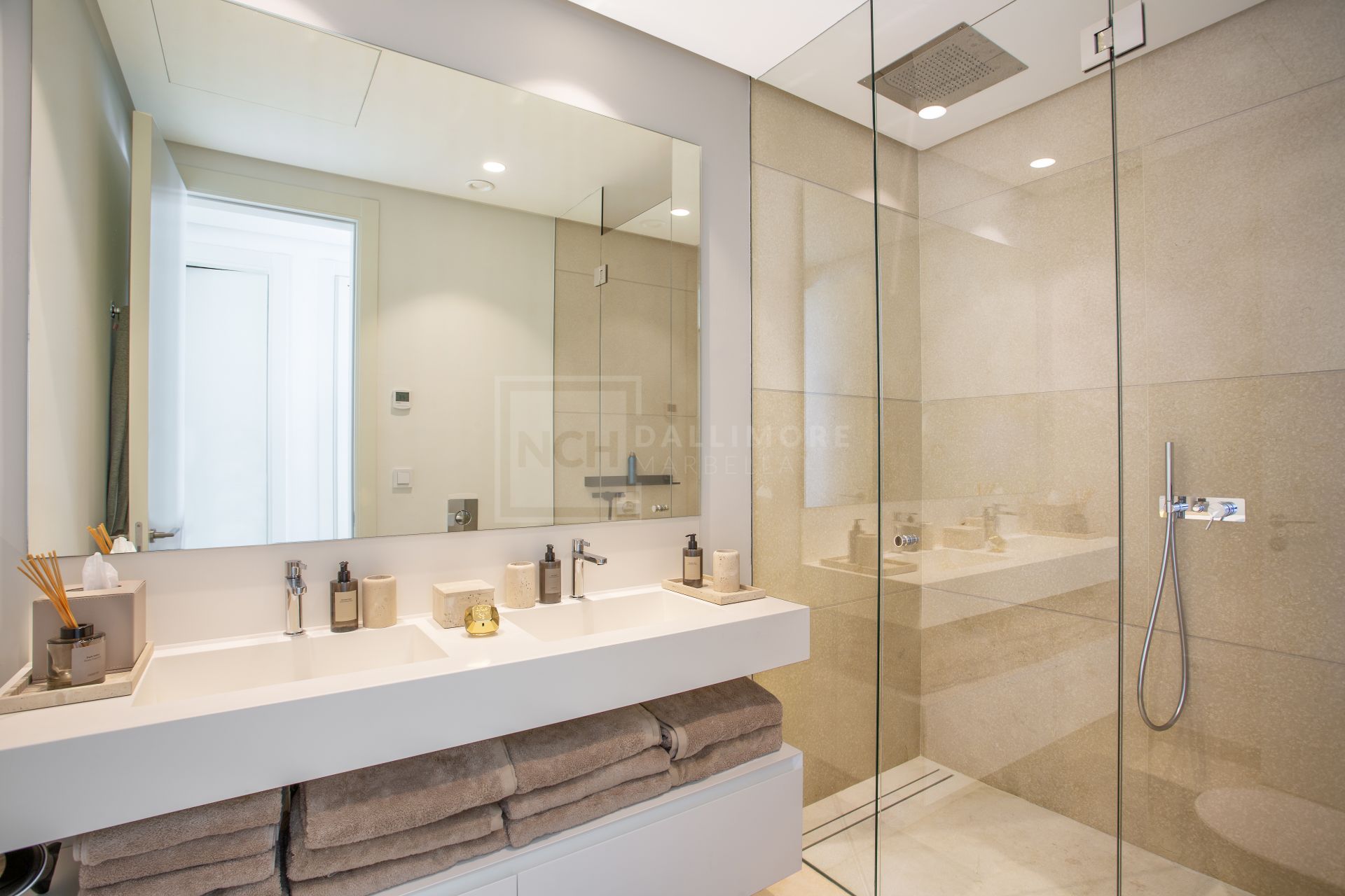 STYLISH 3-BEDROOM APARTMENT WITH PANORAMIC SEA VIEWS IN MARBELLA CLUB HILLS