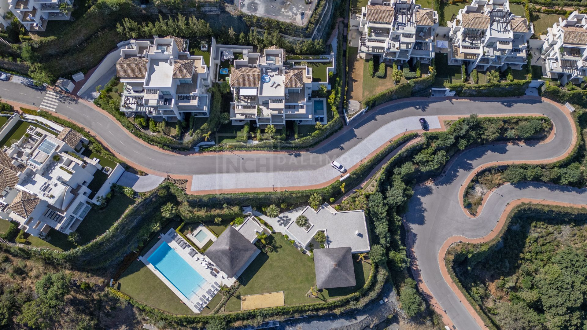 STYLISH 3-BEDROOM APARTMENT WITH PANORAMIC SEA VIEWS IN MARBELLA CLUB HILLS