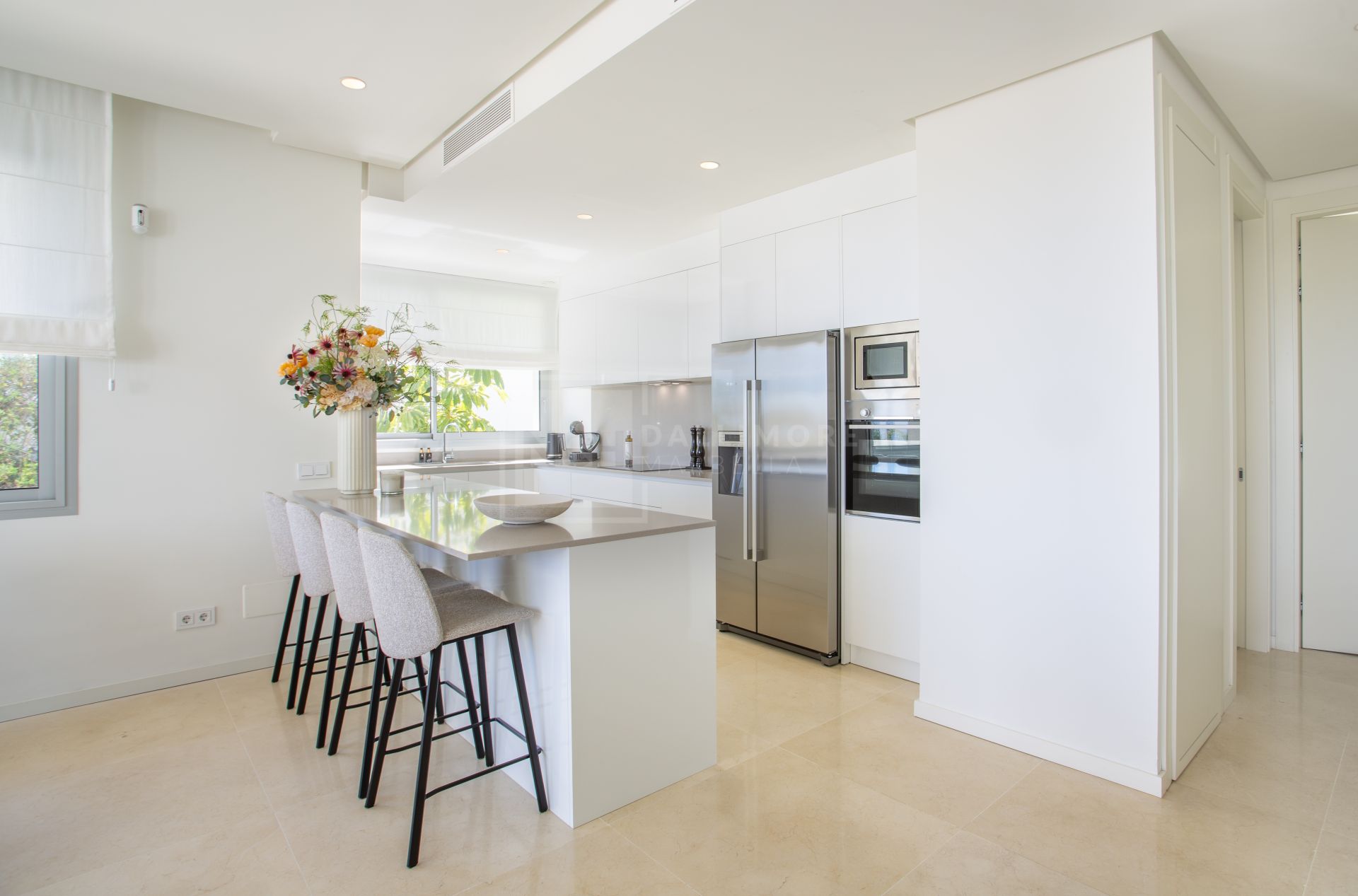 STYLISH 3-BEDROOM APARTMENT WITH PANORAMIC SEA VIEWS IN MARBELLA CLUB HILLS